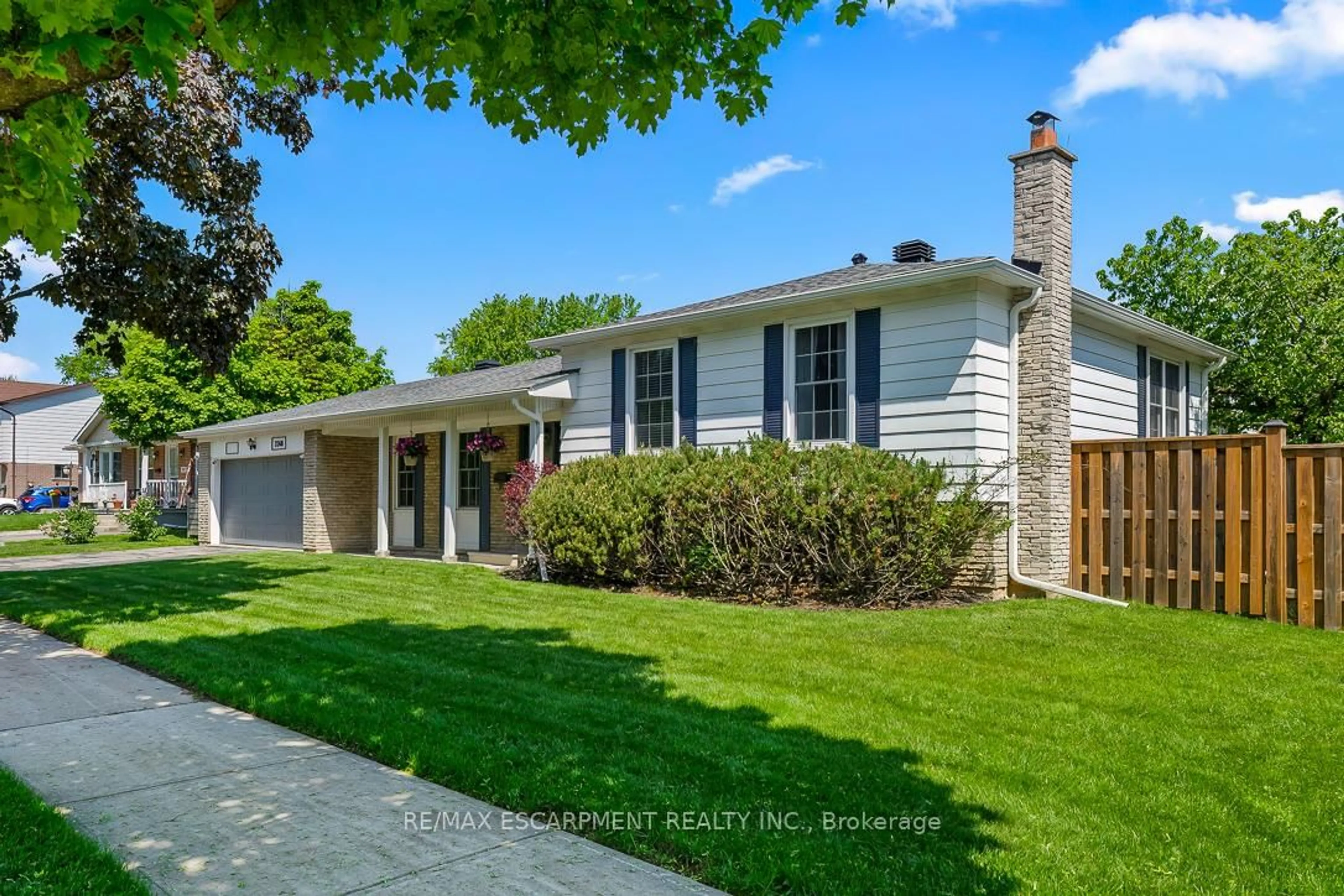 Home with vinyl exterior material, street for 3268 MAINSAIL Cres, Mississauga Ontario L5L 1H2
