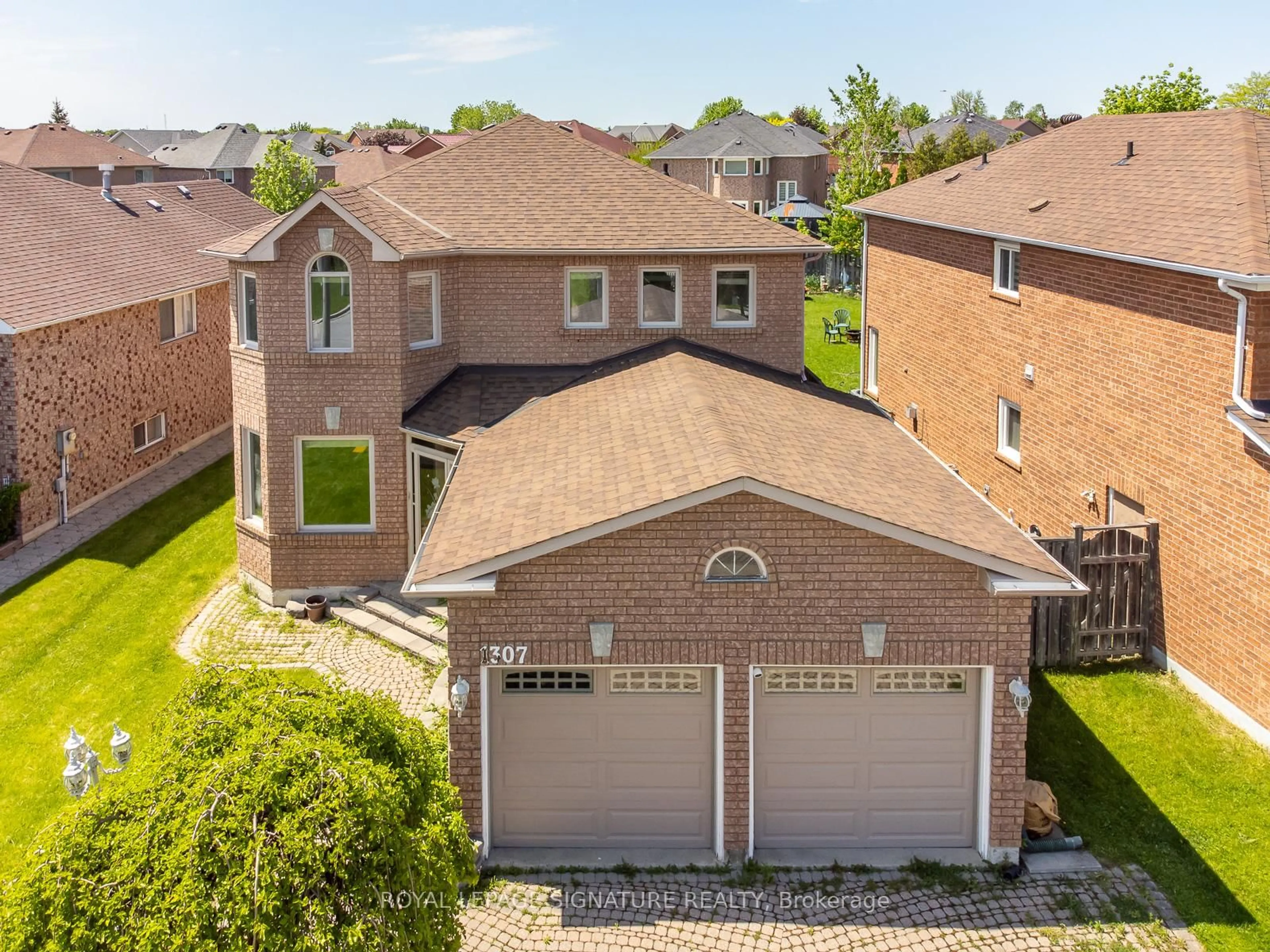 A pic from outside/outdoor area/front of a property/back of a property/a pic from drone, street for 1307 Midgreen Lane, Mississauga Ontario L5V 2E6