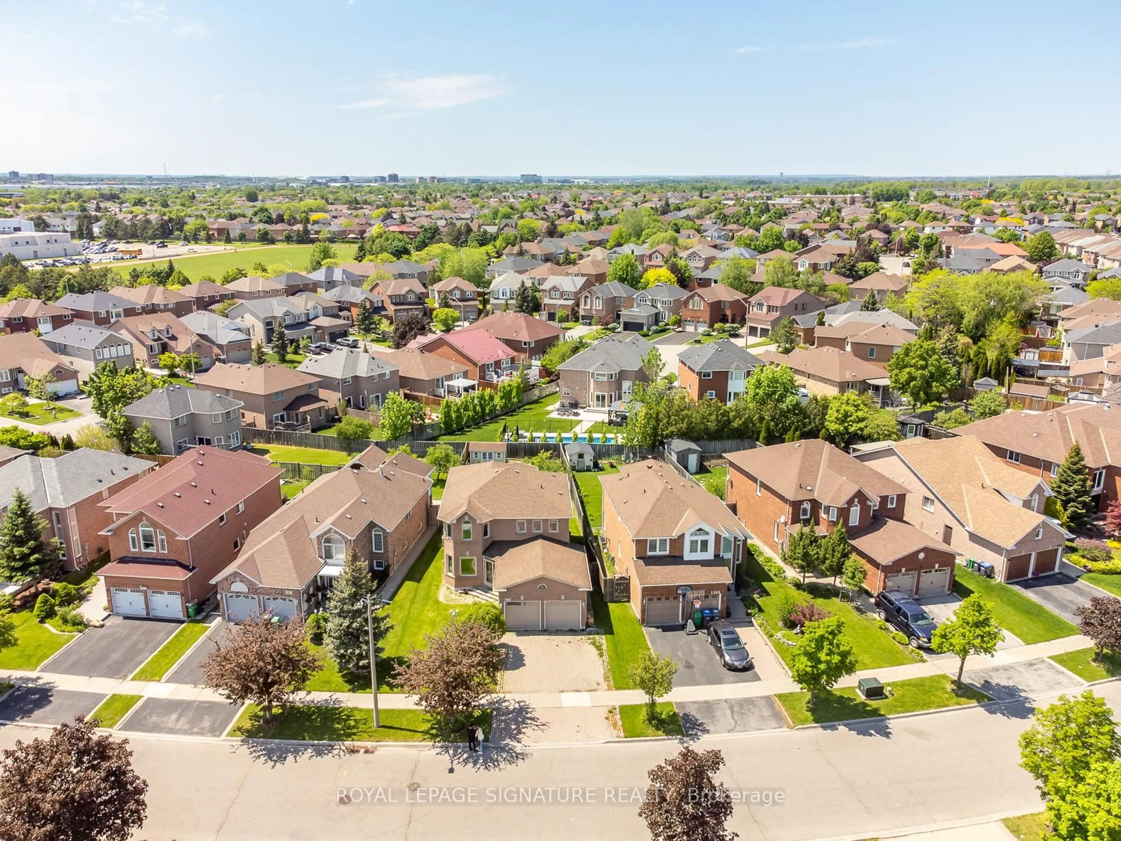 A pic from outside/outdoor area/front of a property/back of a property/a pic from drone, street for 1307 Midgreen Lane, Mississauga Ontario L5V 2E6