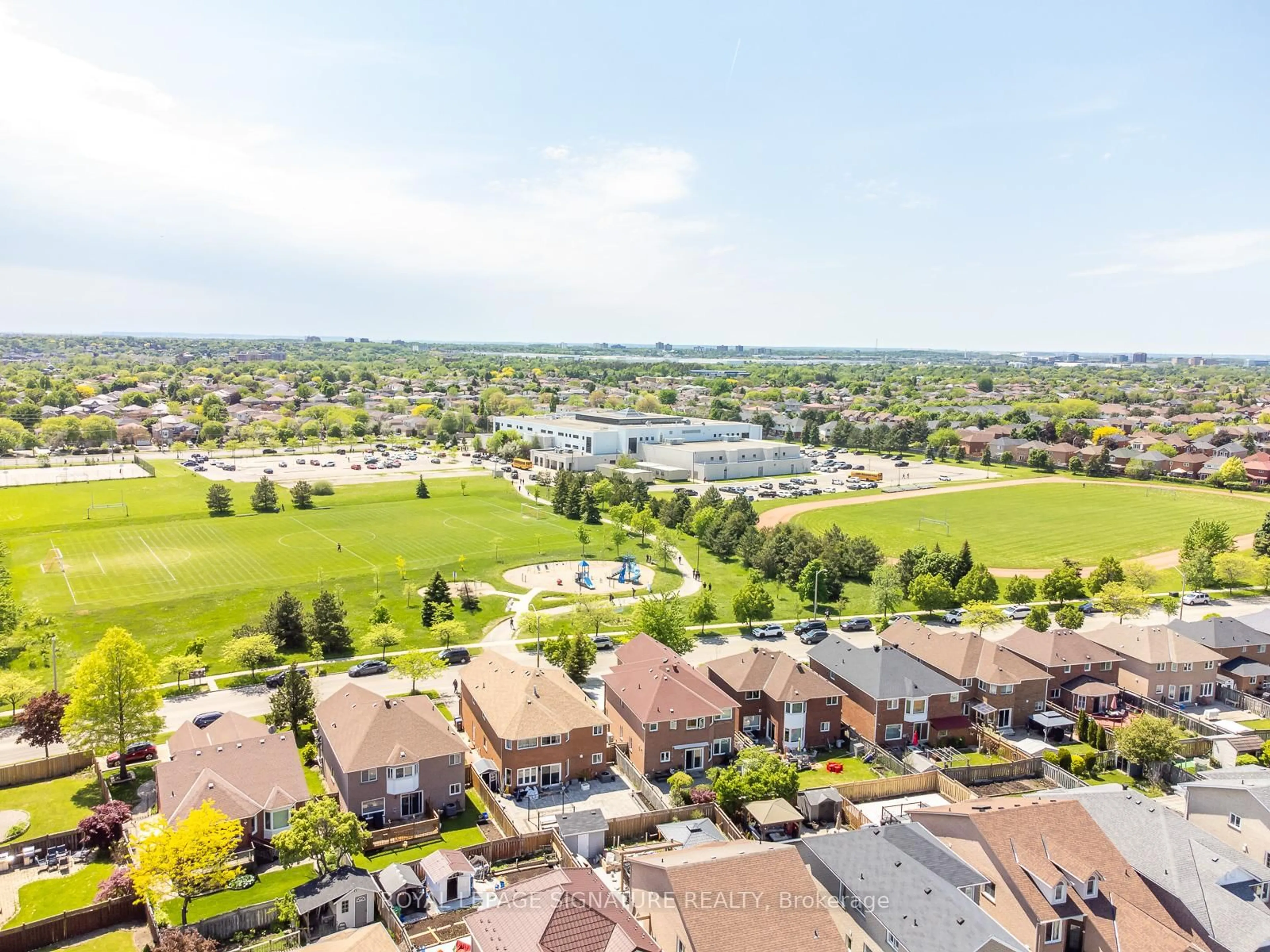 A pic from outside/outdoor area/front of a property/back of a property/a pic from drone, street for 1307 Midgreen Lane, Mississauga Ontario L5V 2E6