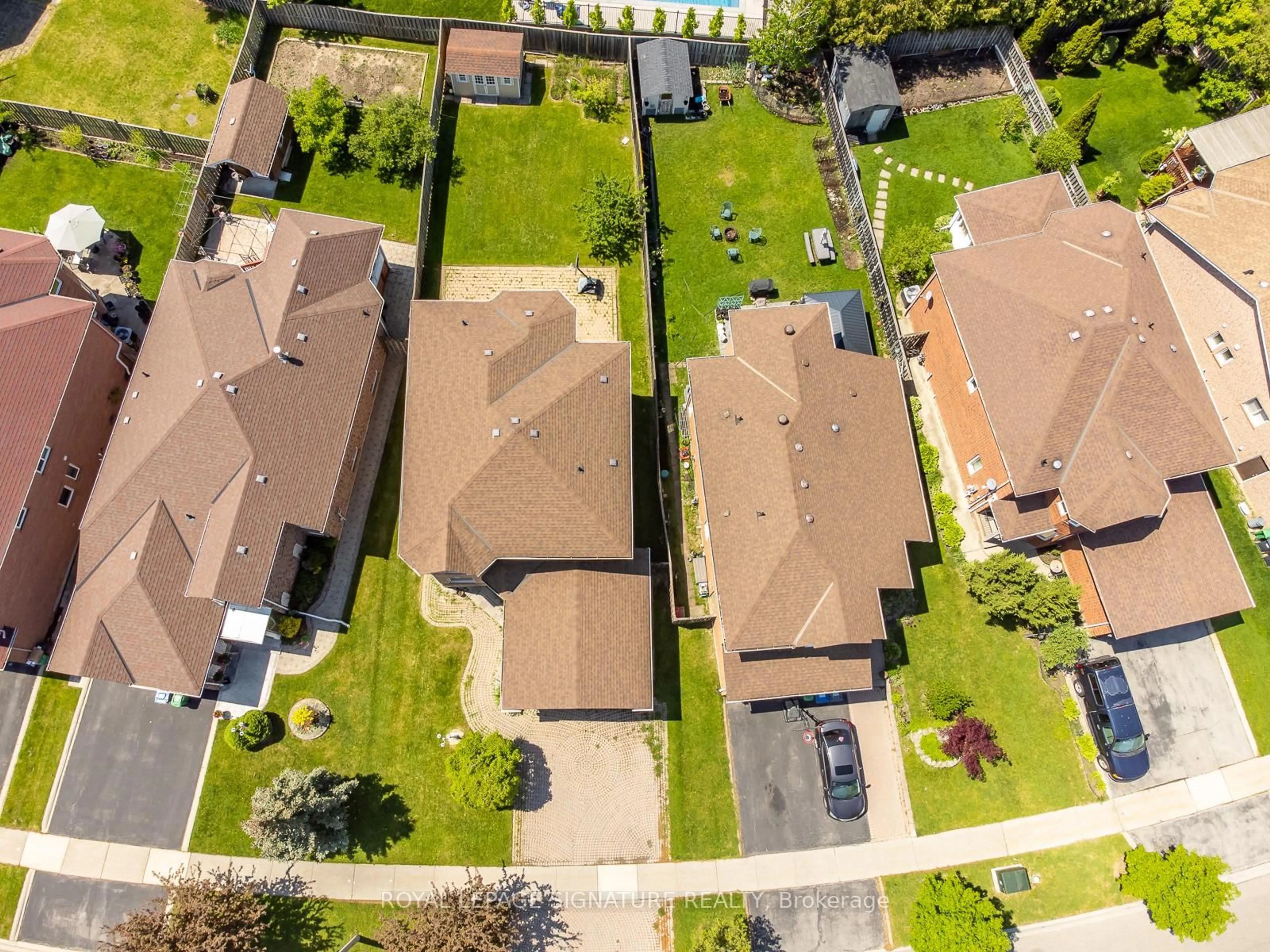 A pic from outside/outdoor area/front of a property/back of a property/a pic from drone, street for 1307 Midgreen Lane, Mississauga Ontario L5V 2E6