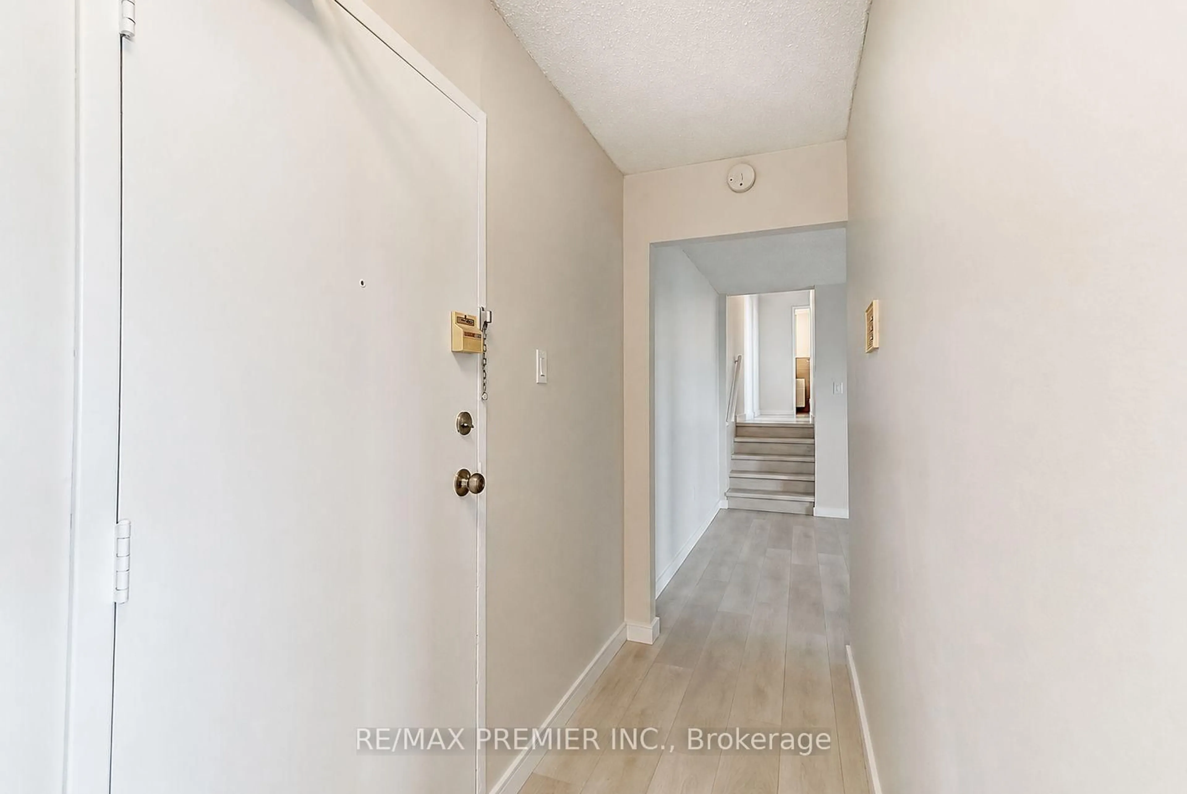 Indoor entryway for 530 Lolita Gdns #406, Mississauga Ontario L5A 3T2
