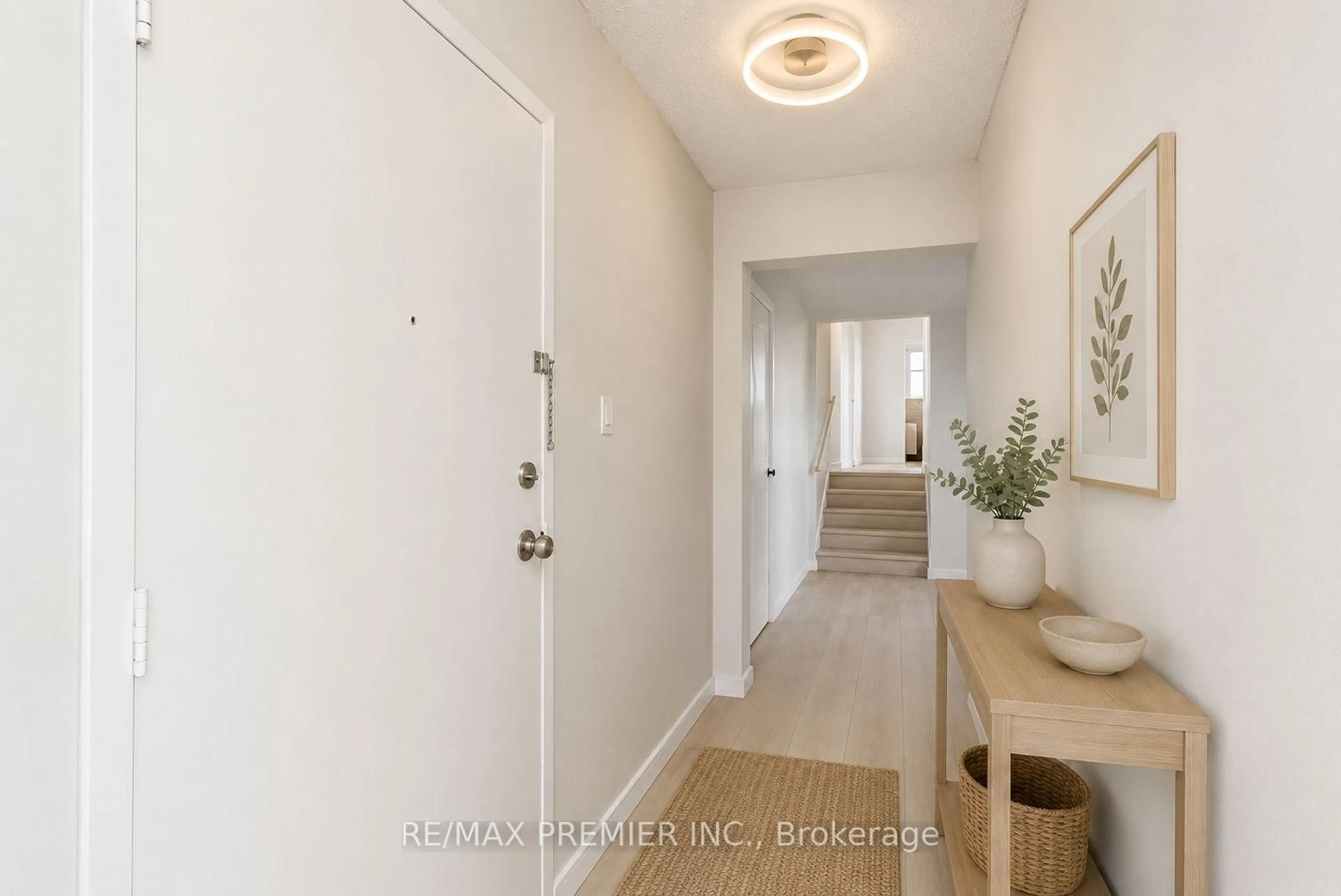 Indoor entryway for 530 Lolita Gdns #406, Mississauga Ontario L5A 3T2