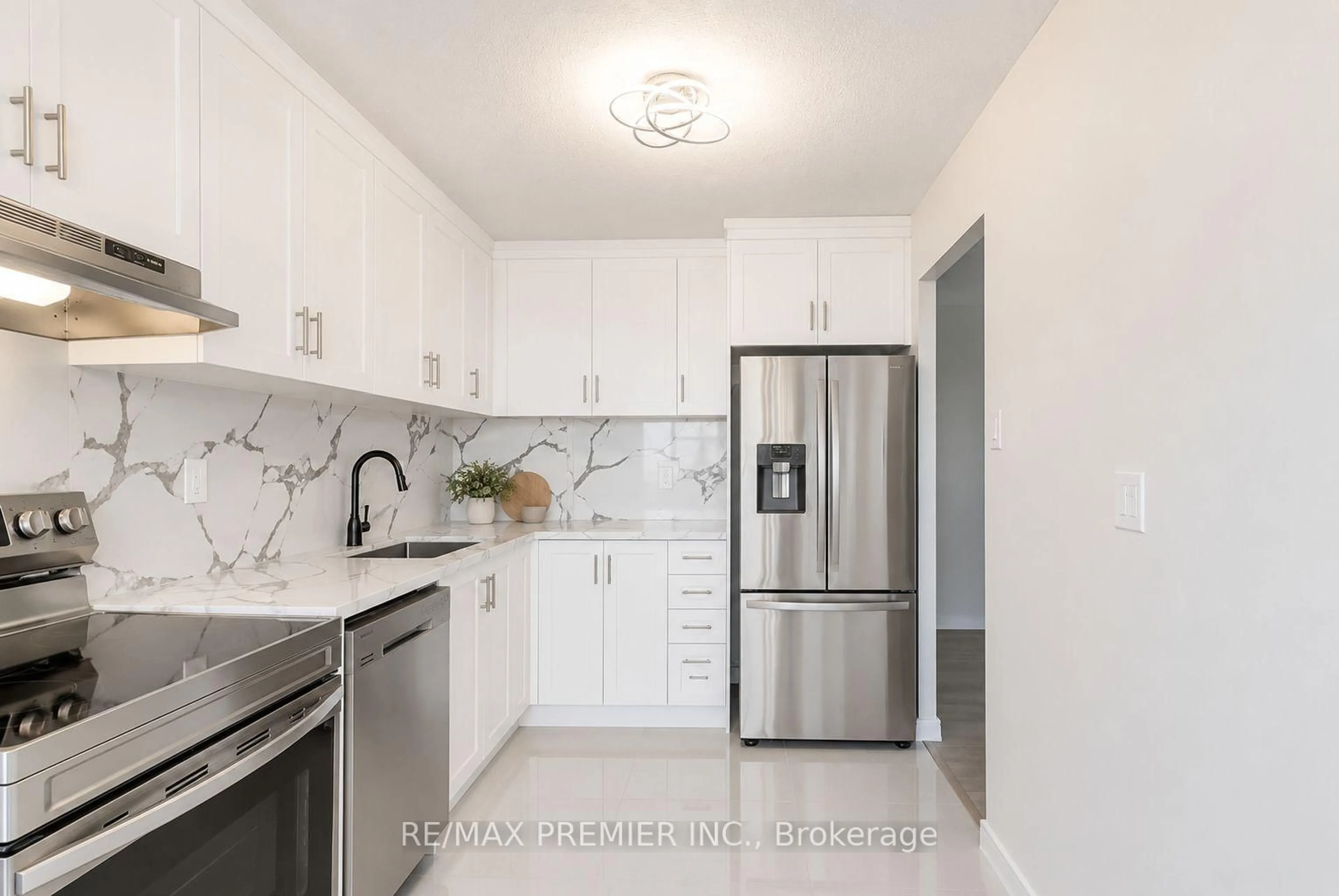 Standard kitchen, ceramic/tile floor for 530 Lolita Gdns #406, Mississauga Ontario L5A 3T2