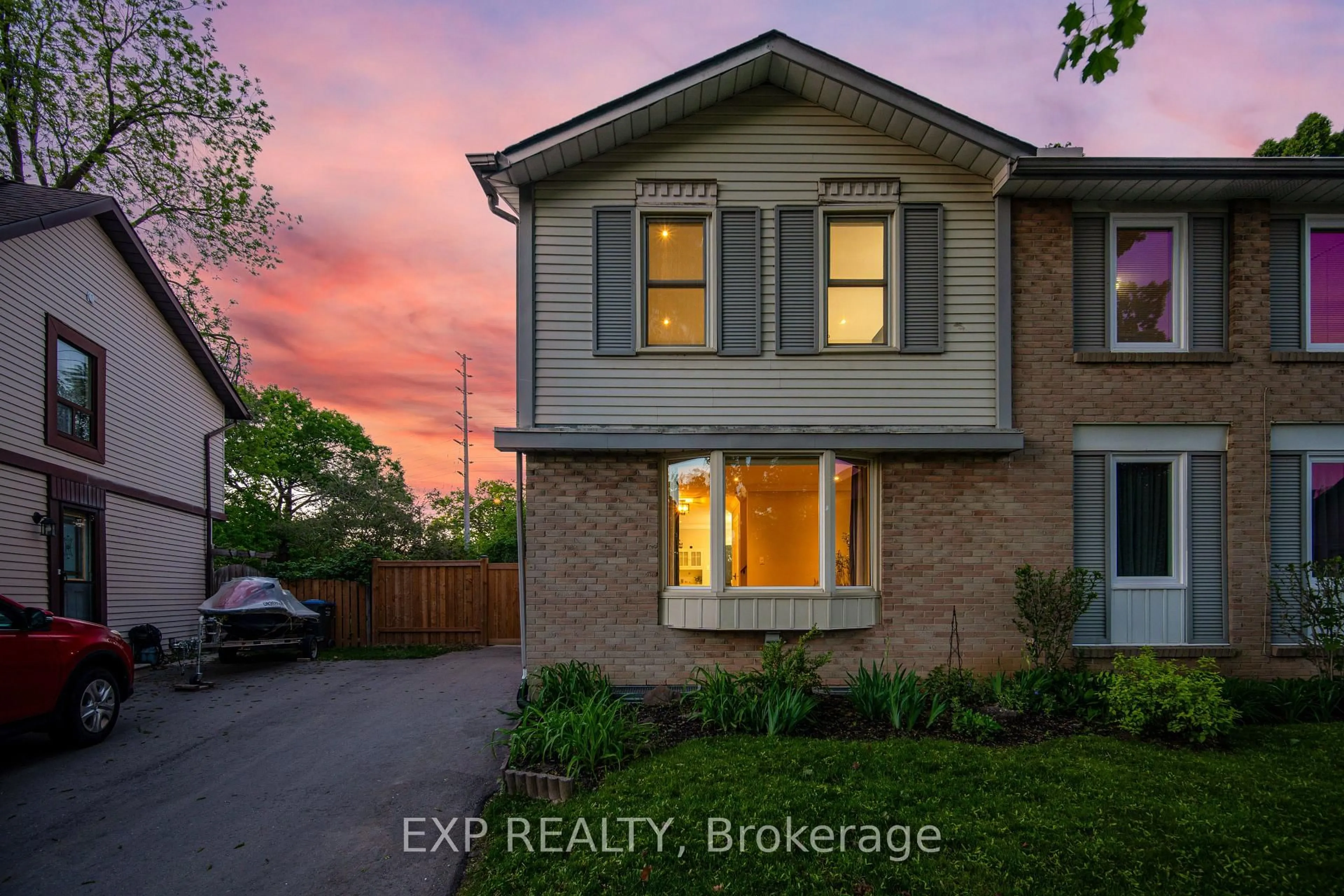 Home with brick exterior material, street for 678 Green Meadow Cres, Mississauga Ontario L5A 2V2