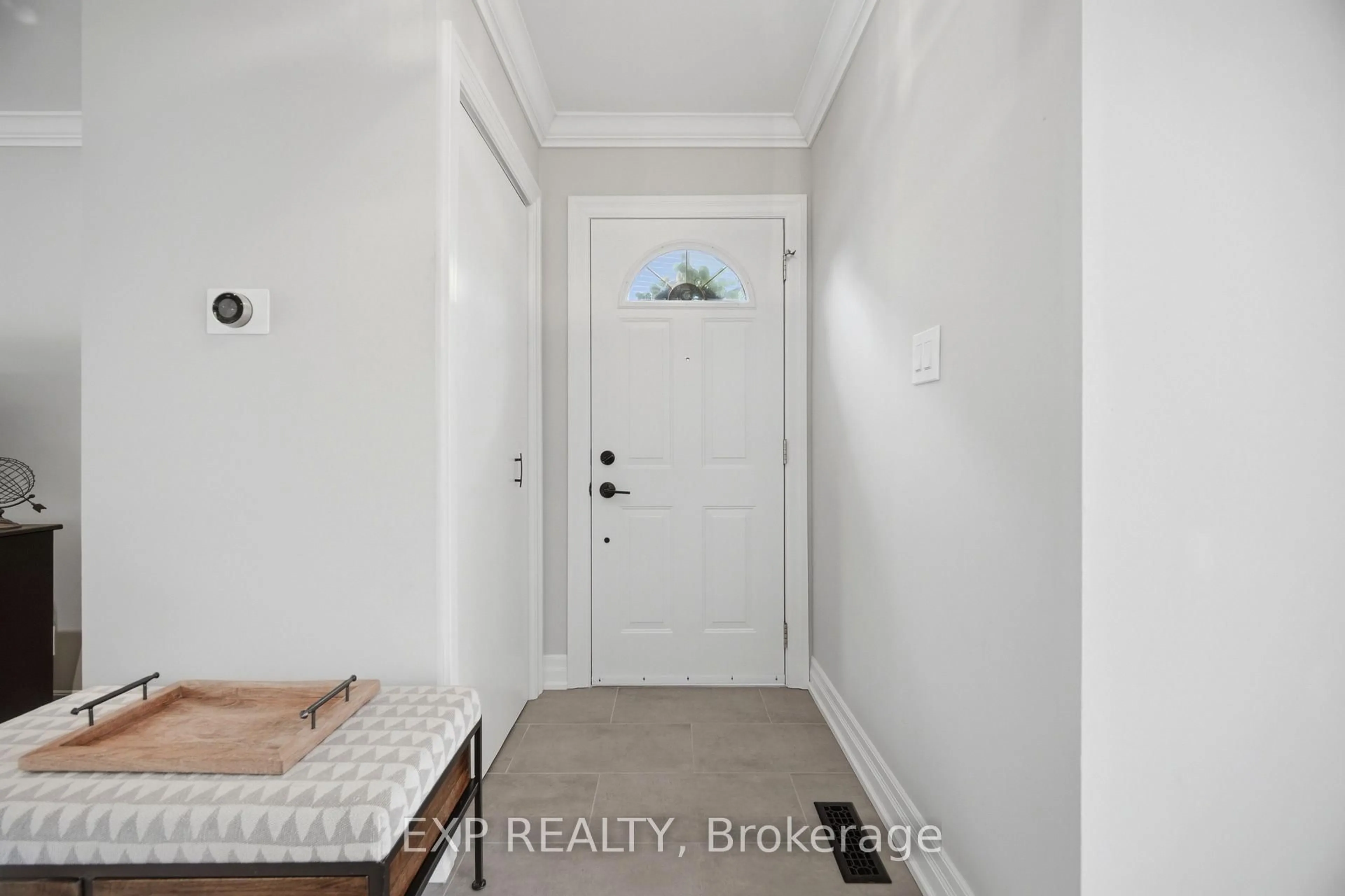 Indoor entryway for 678 Green Meadow Cres, Mississauga Ontario L5A 2V2