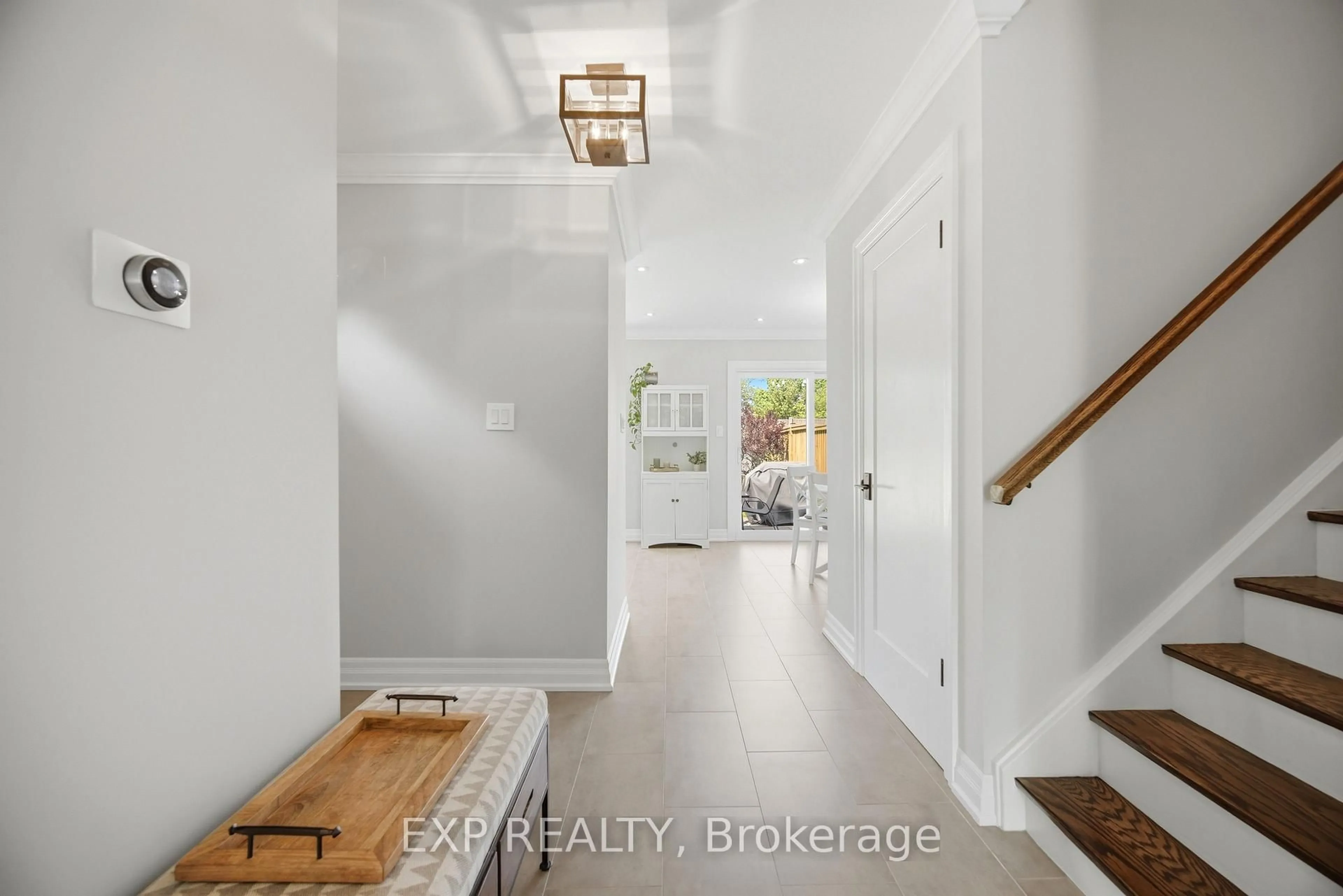 Indoor entryway for 678 Green Meadow Cres, Mississauga Ontario L5A 2V2