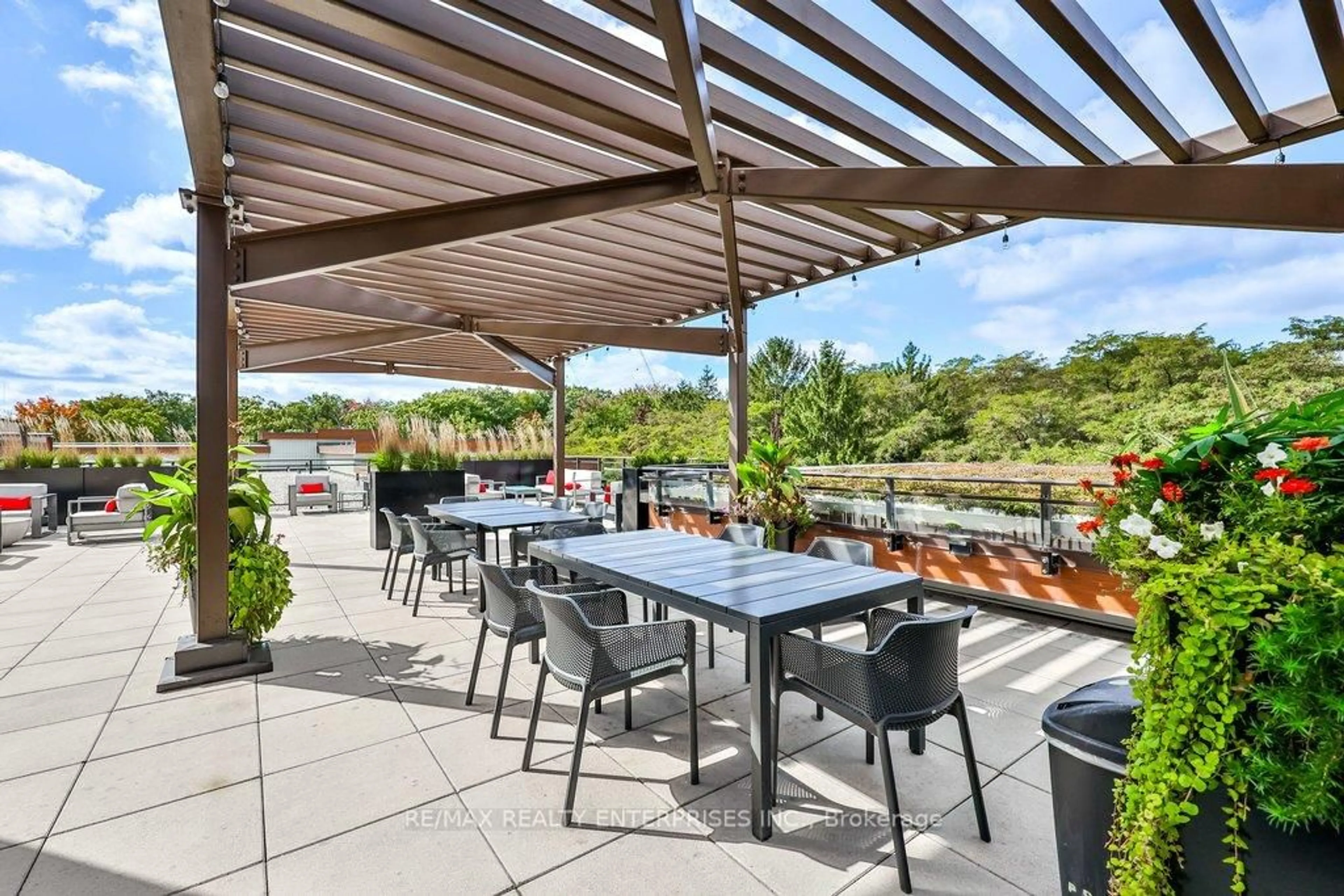 Patio, street for 1575 Lakeshore Rd #222, Mississauga Ontario L5J 0B1