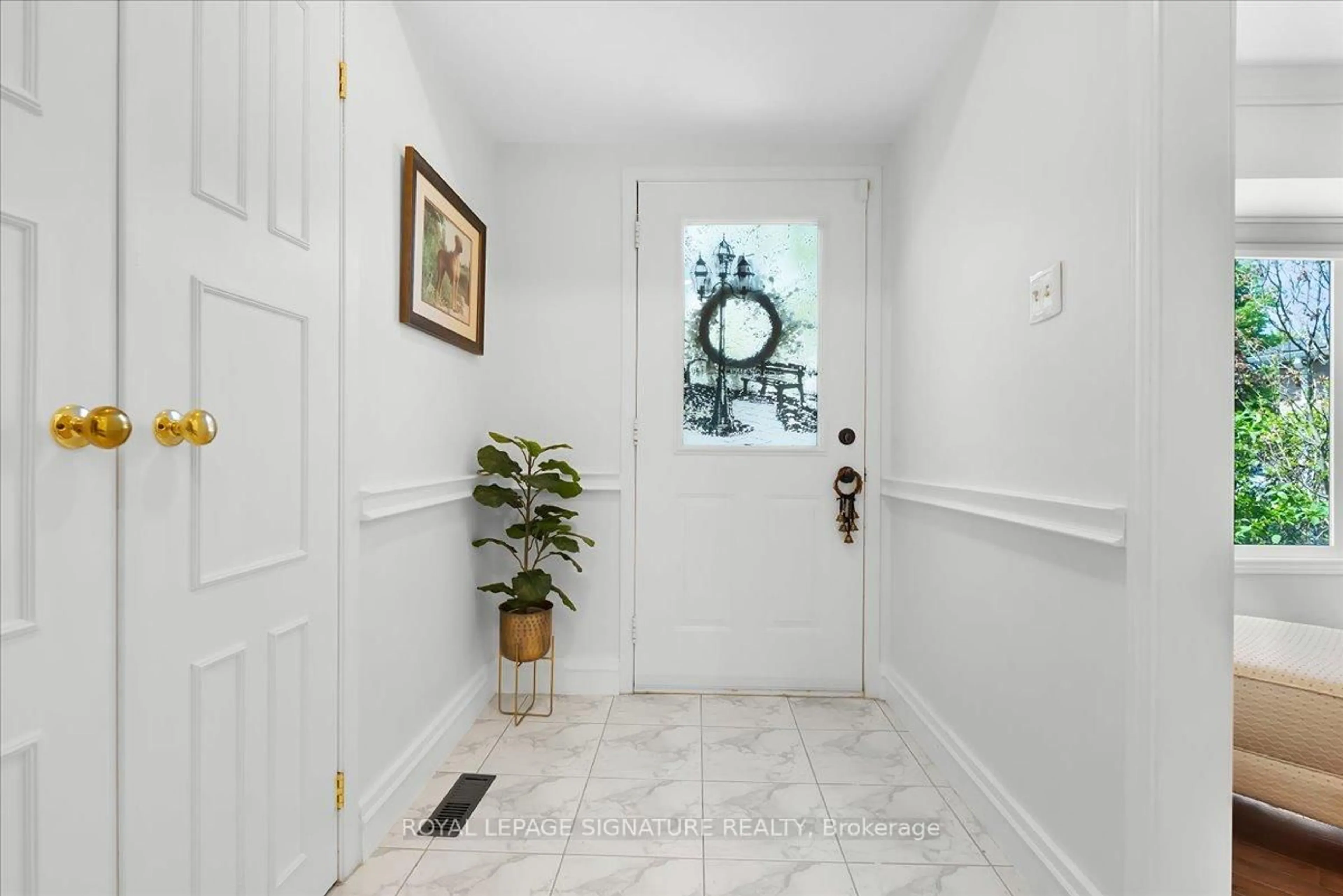 Indoor entryway for 6841 Markwood Pl, Mississauga Ontario L5N 4K7