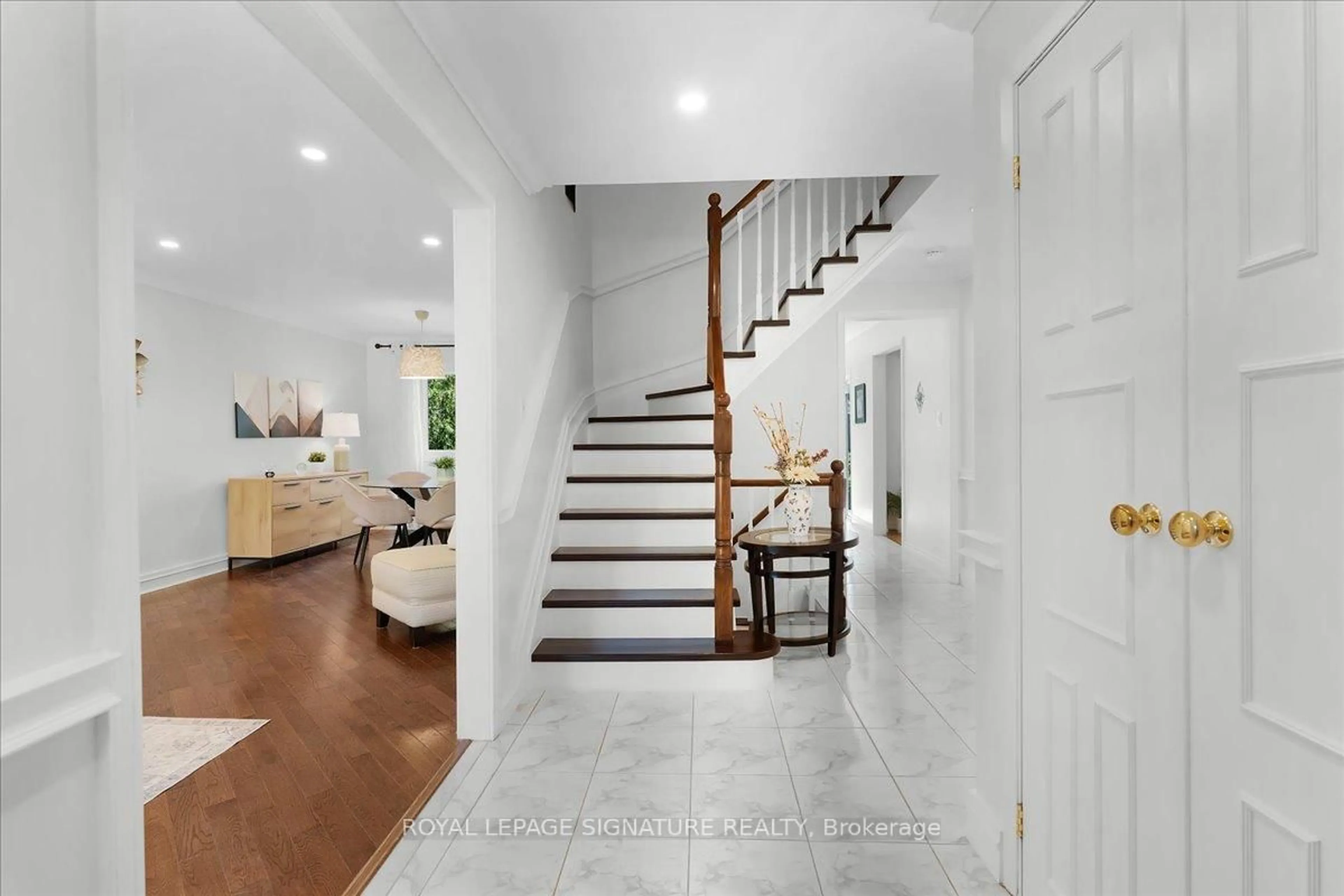 Indoor foyer for 6841 Markwood Pl, Mississauga Ontario L5N 4K7