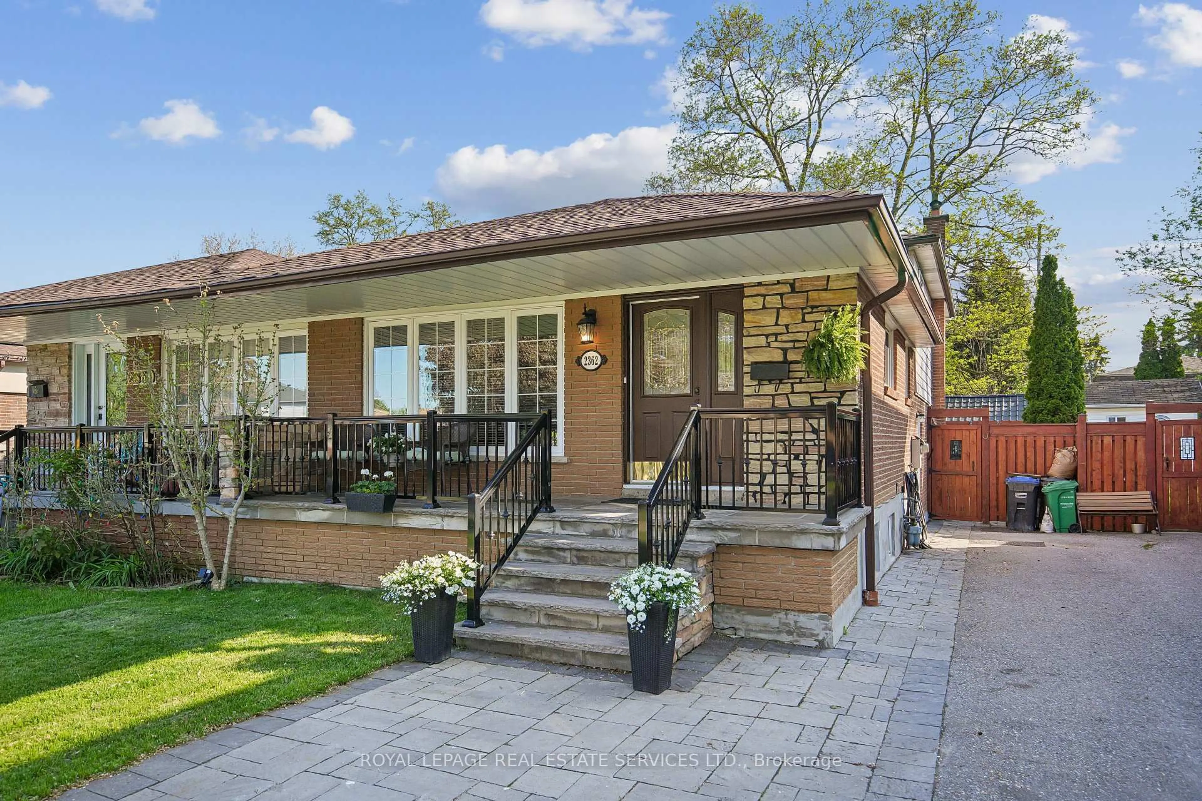 Home with brick exterior material, street for 2362 Gareth Rd, Mississauga Ontario L5B 1Z5