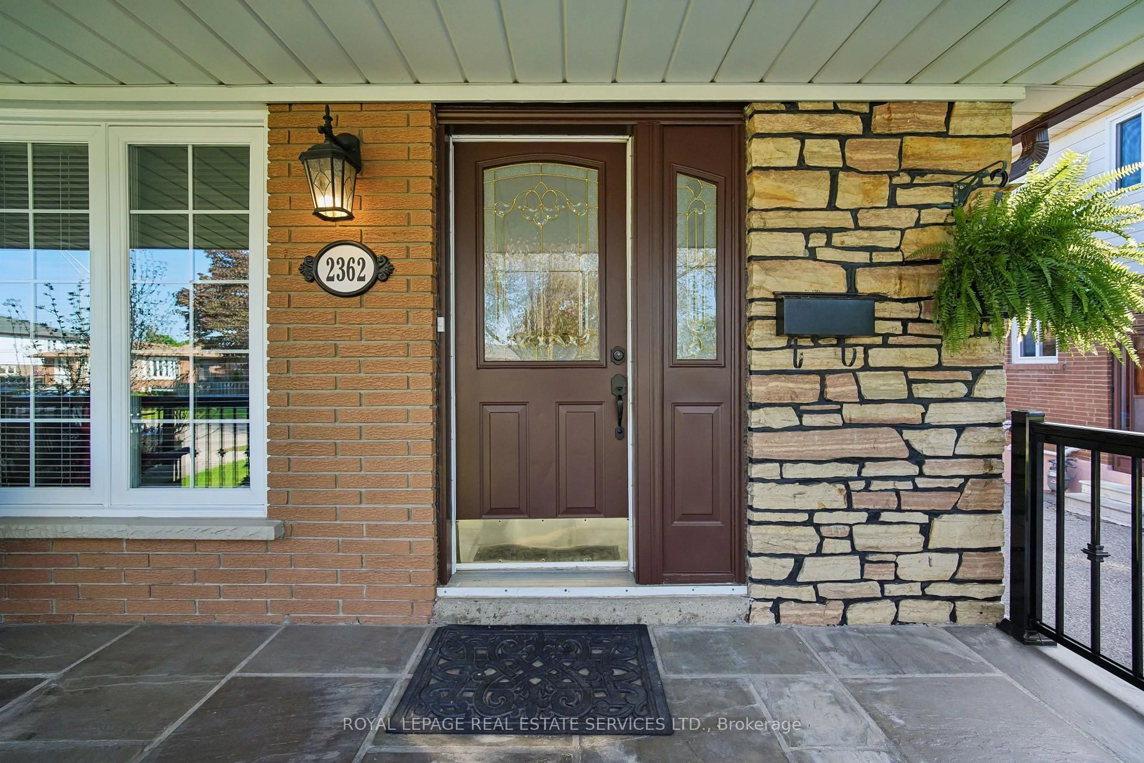 Indoor entryway for 2362 Gareth Rd, Mississauga Ontario L5B 1Z5