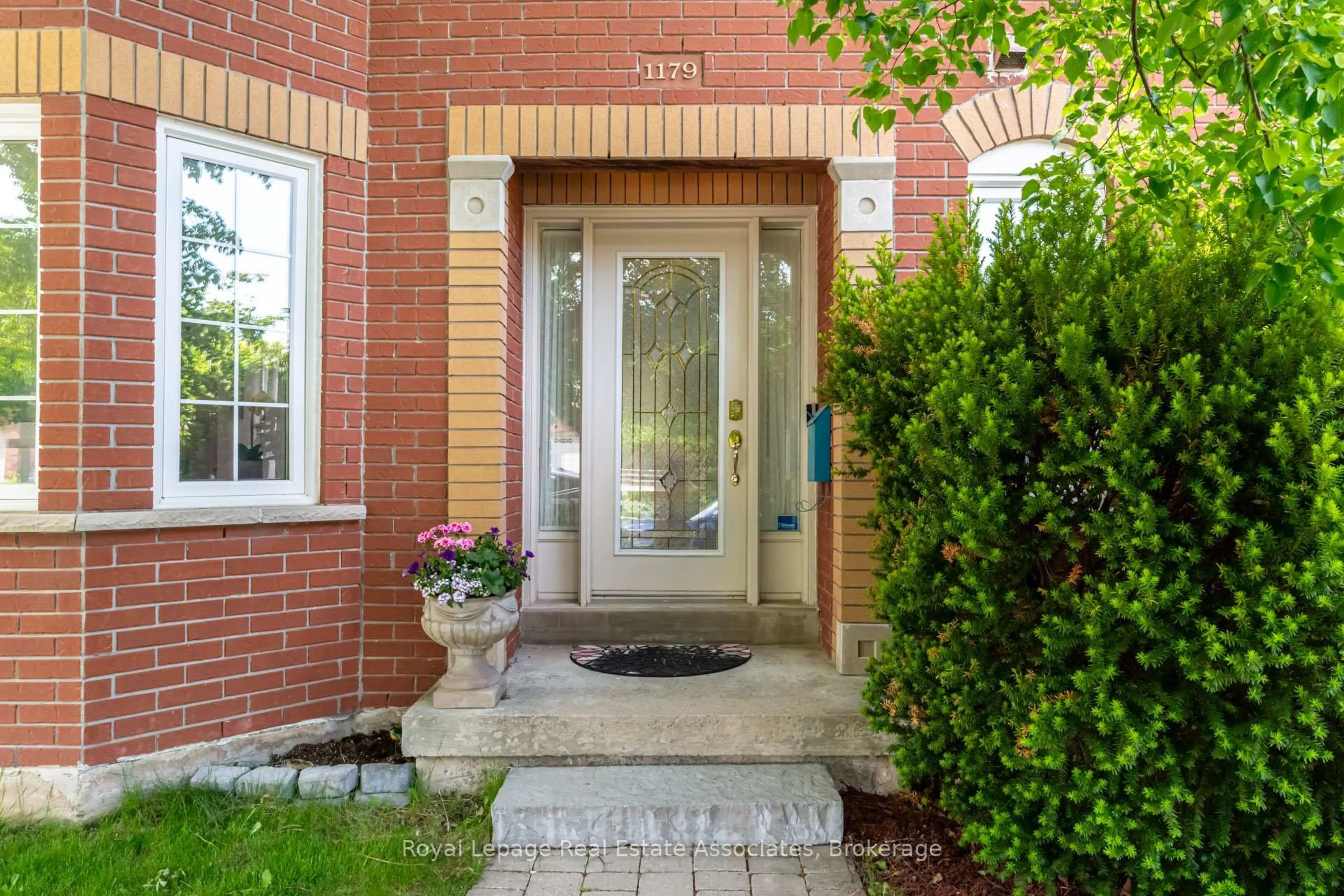 Indoor entryway for 1179 Treetop Terr, Oakville Ontario L6M 3N1
