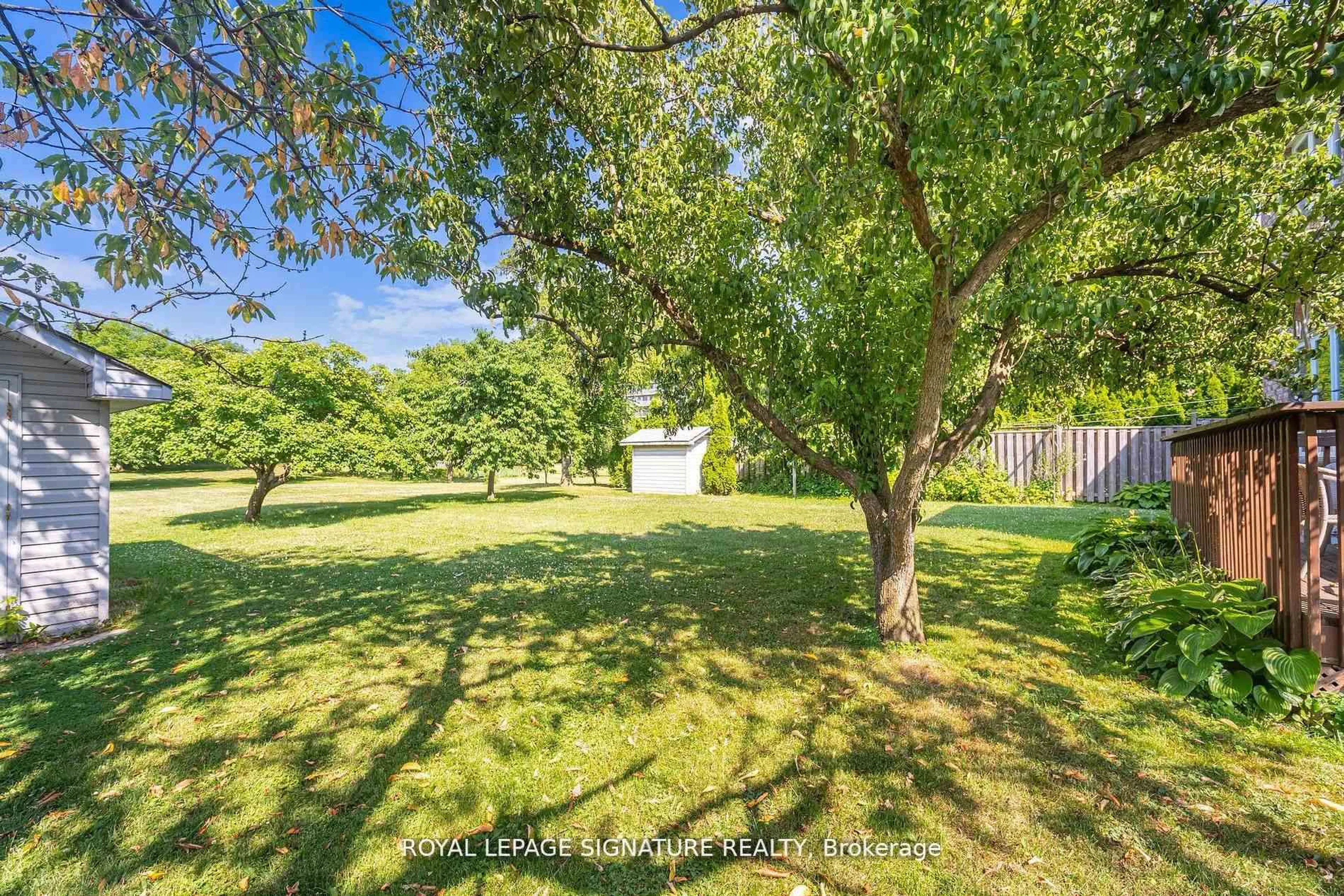 A pic from outside/outdoor area/front of a property/back of a property/a pic from drone, unknown for 4097 Hickory Dr, Mississauga Ontario L4W 1L1