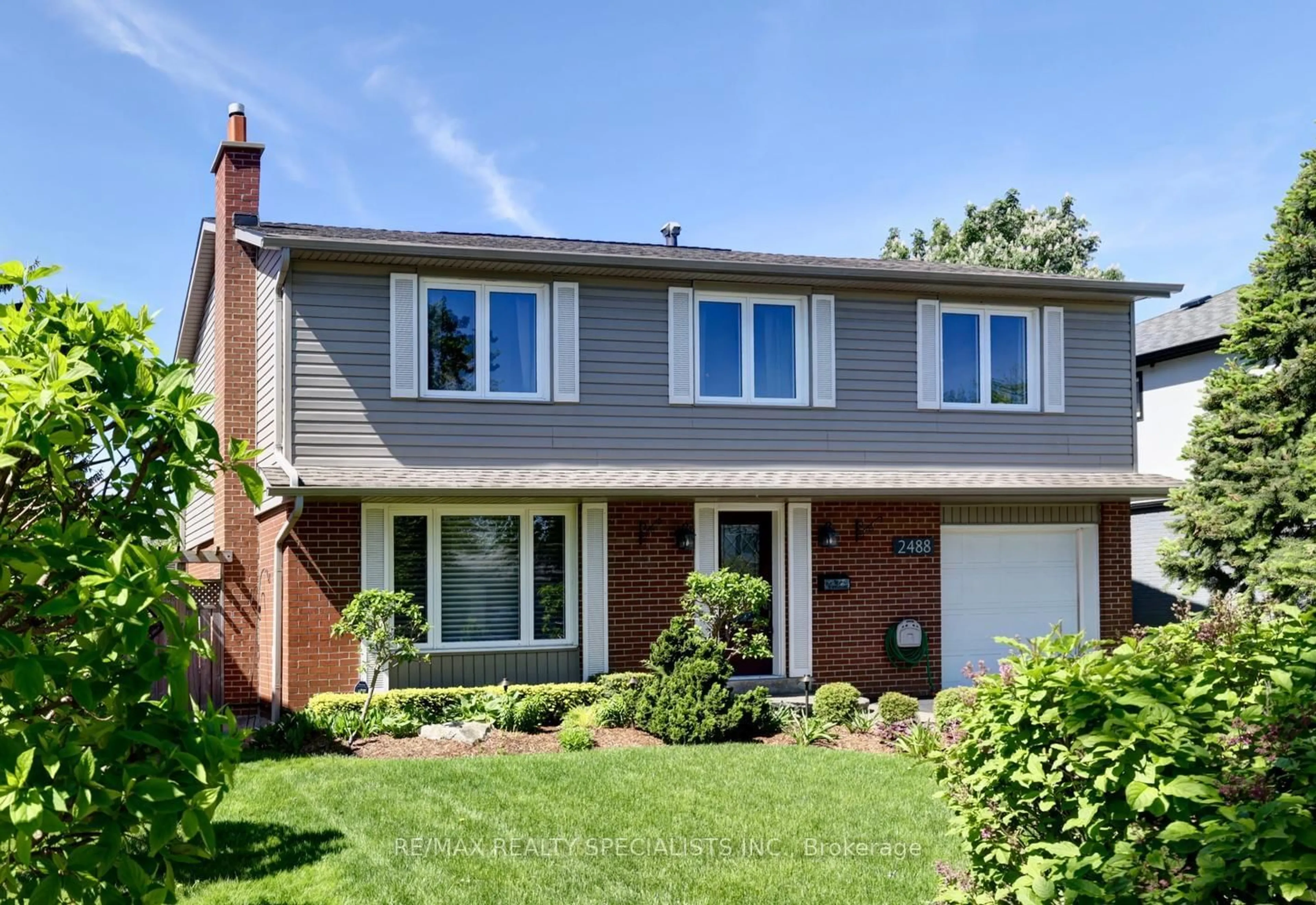 Home with vinyl exterior material, street for 2488 Frankfield Rd, Mississauga Ontario L5K 2A6