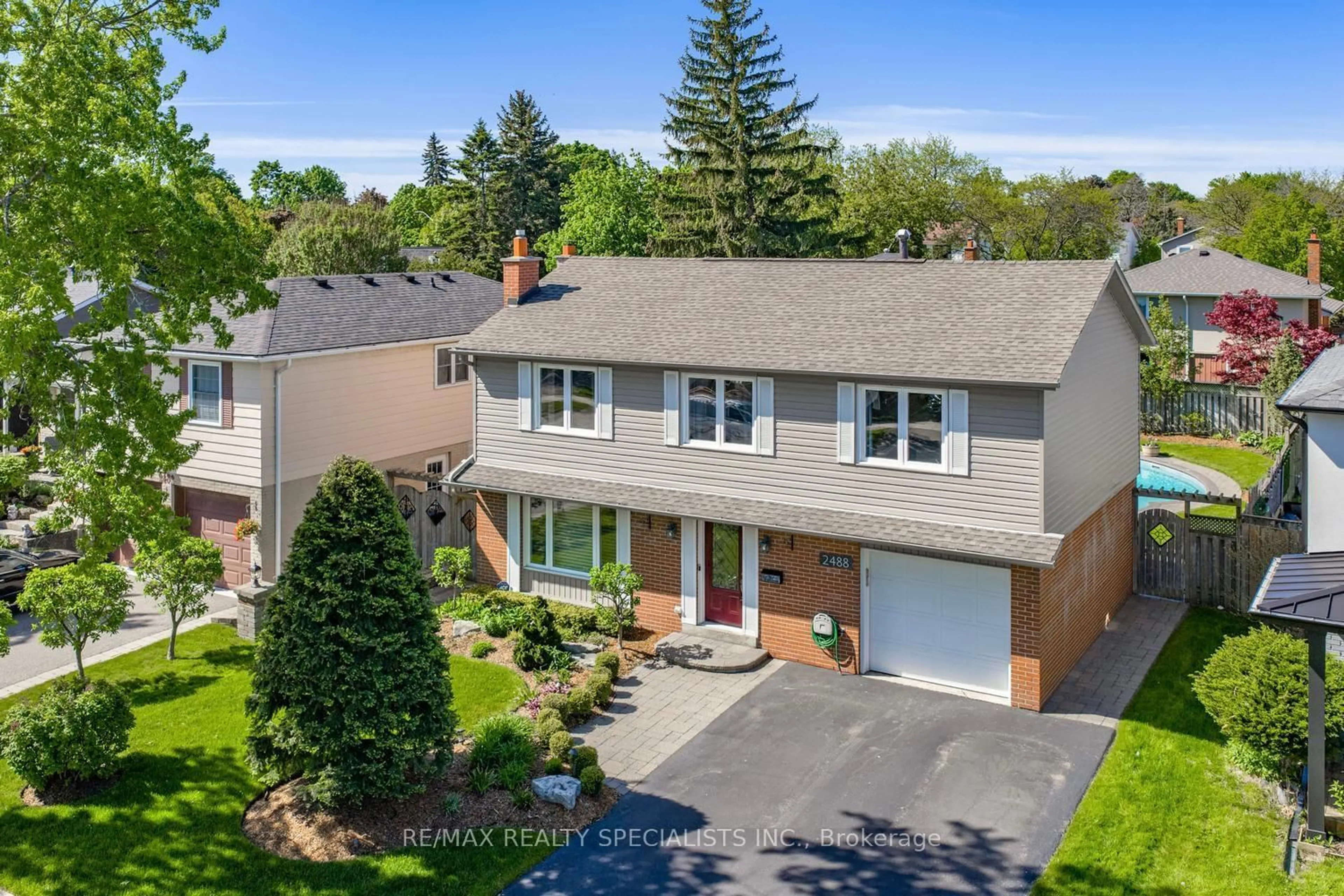 A pic from outside/outdoor area/front of a property/back of a property/a pic from drone, street for 2488 Frankfield Rd, Mississauga Ontario L5K 2A6