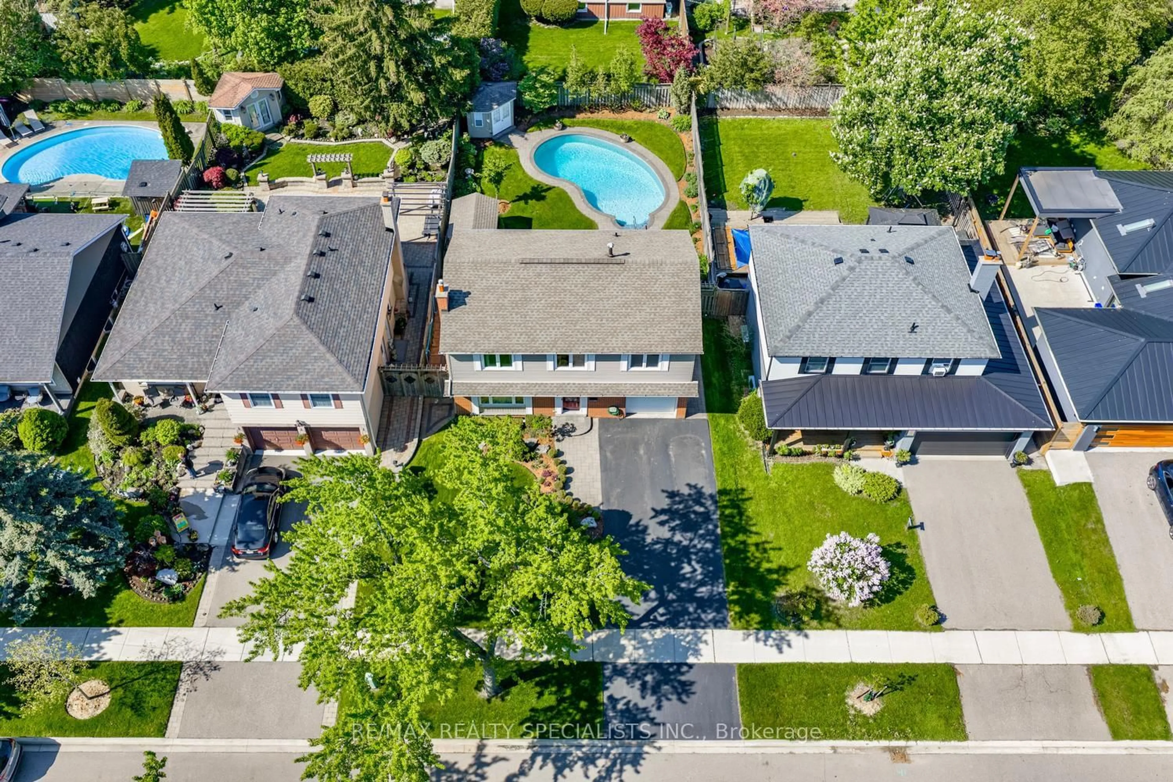 A pic from outside/outdoor area/front of a property/back of a property/a pic from drone, street for 2488 Frankfield Rd, Mississauga Ontario L5K 2A6