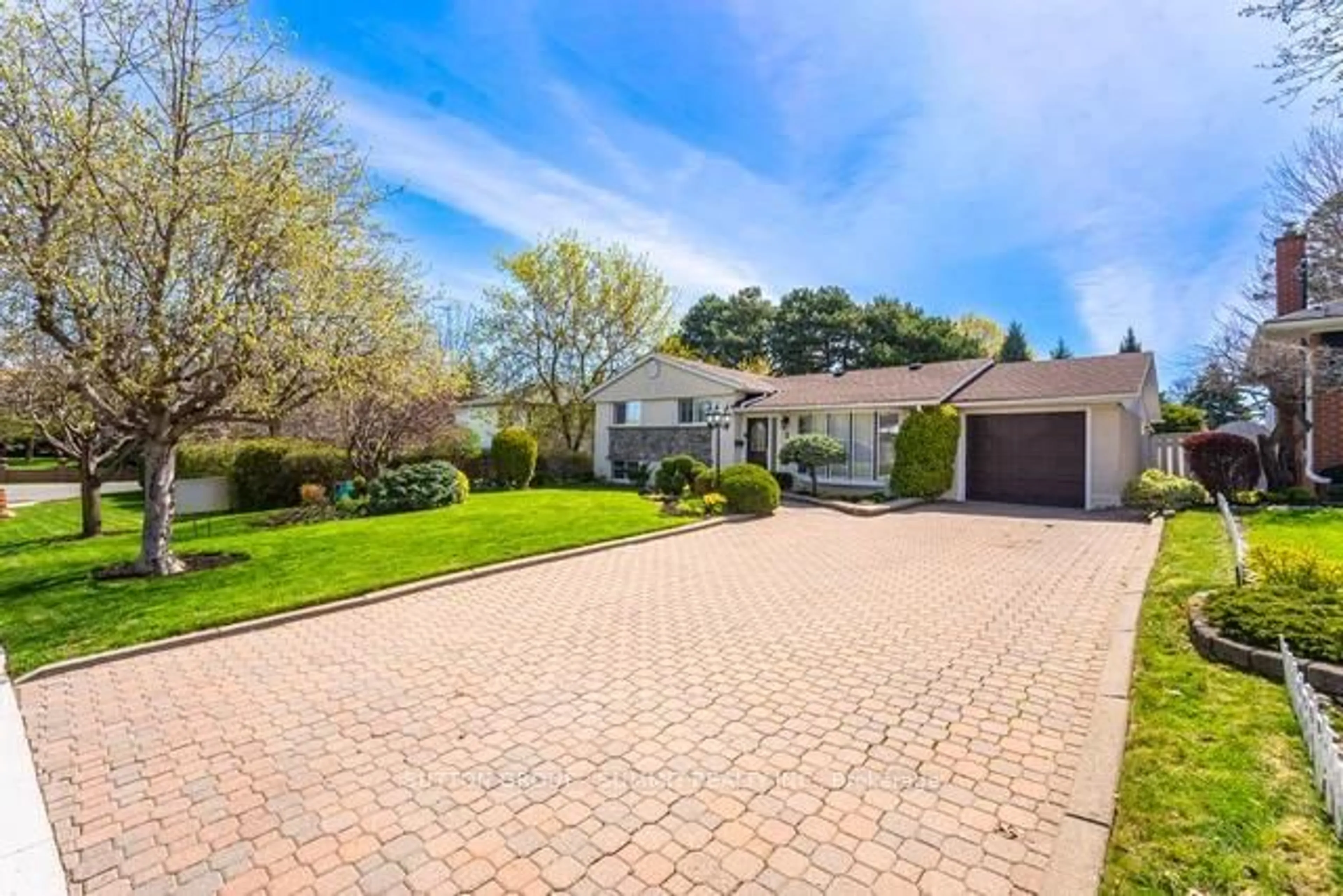 A pic from outside/outdoor area/front of a property/back of a property/a pic from drone, street for 3 Donata Dr, Mississauga Ontario L5M 1T2