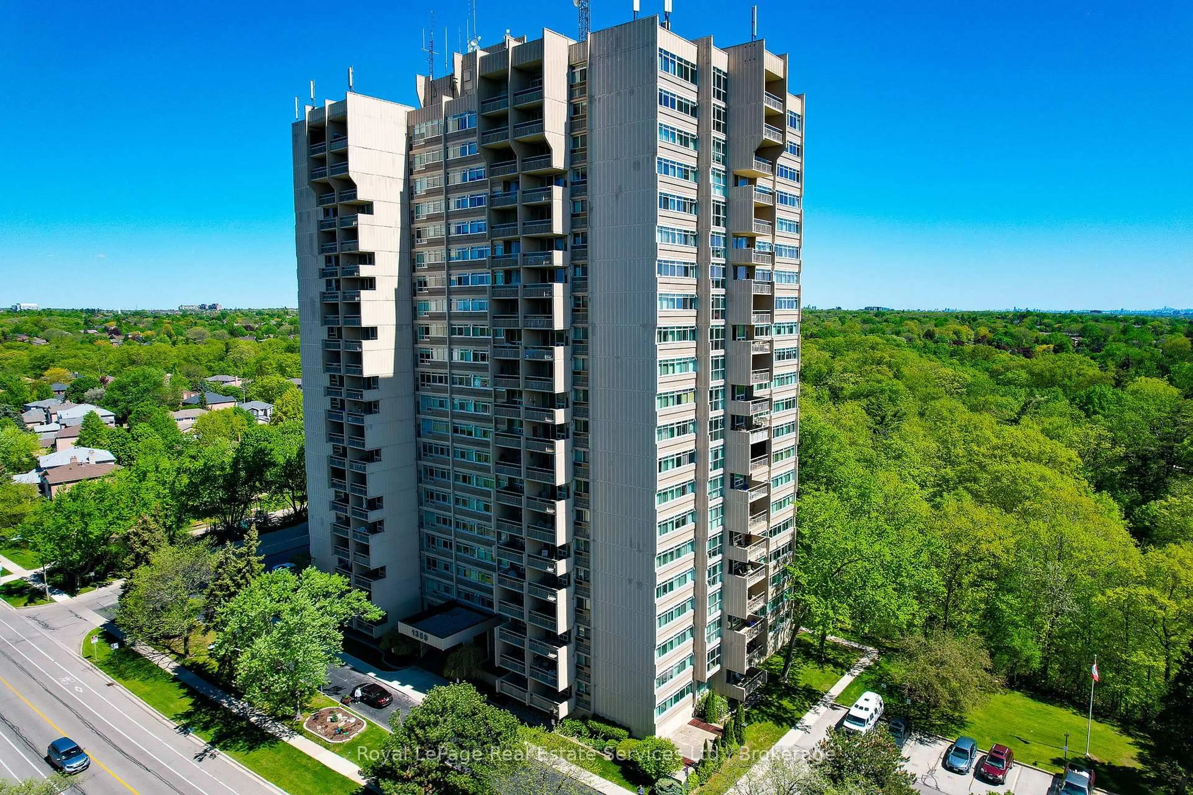 A pic from outside/outdoor area/front of a property/back of a property/a pic from drone, city buildings view from balcony for 1359 White Oaks Blvd #1810, Oakville Ontario L6H 2R8