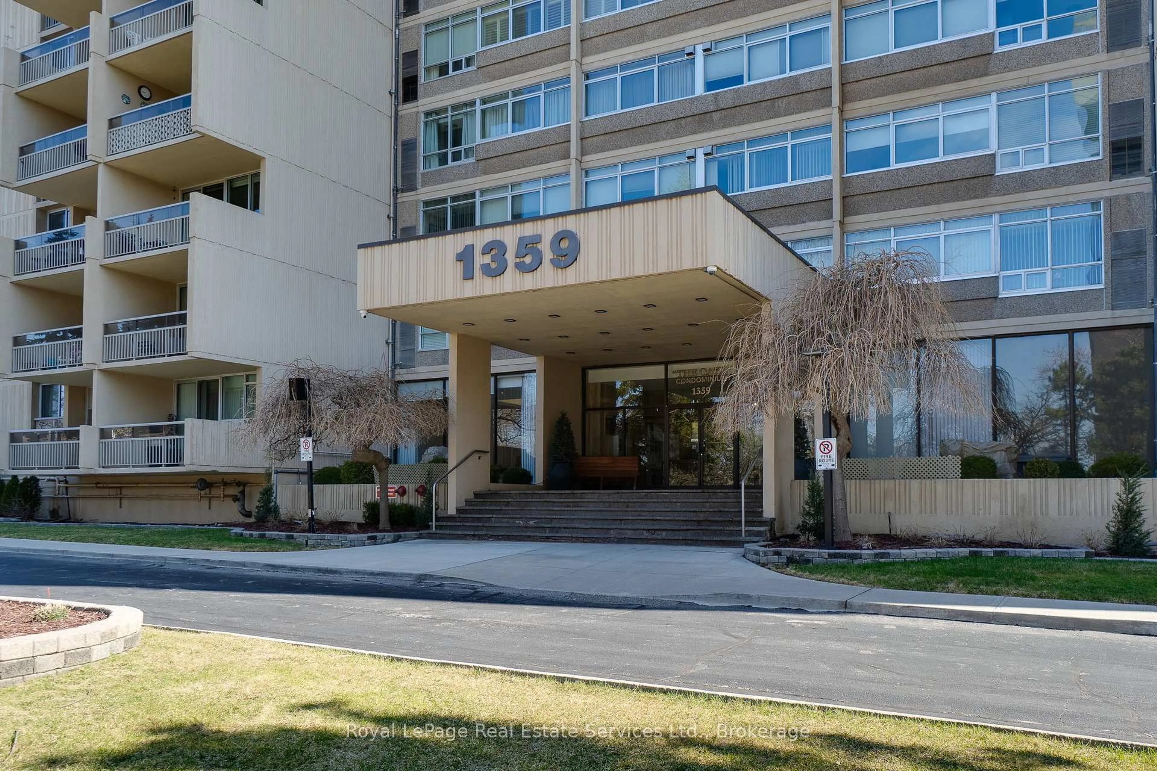 Indoor foyer for 1359 White Oaks Blvd #1810, Oakville Ontario L6H 2R8