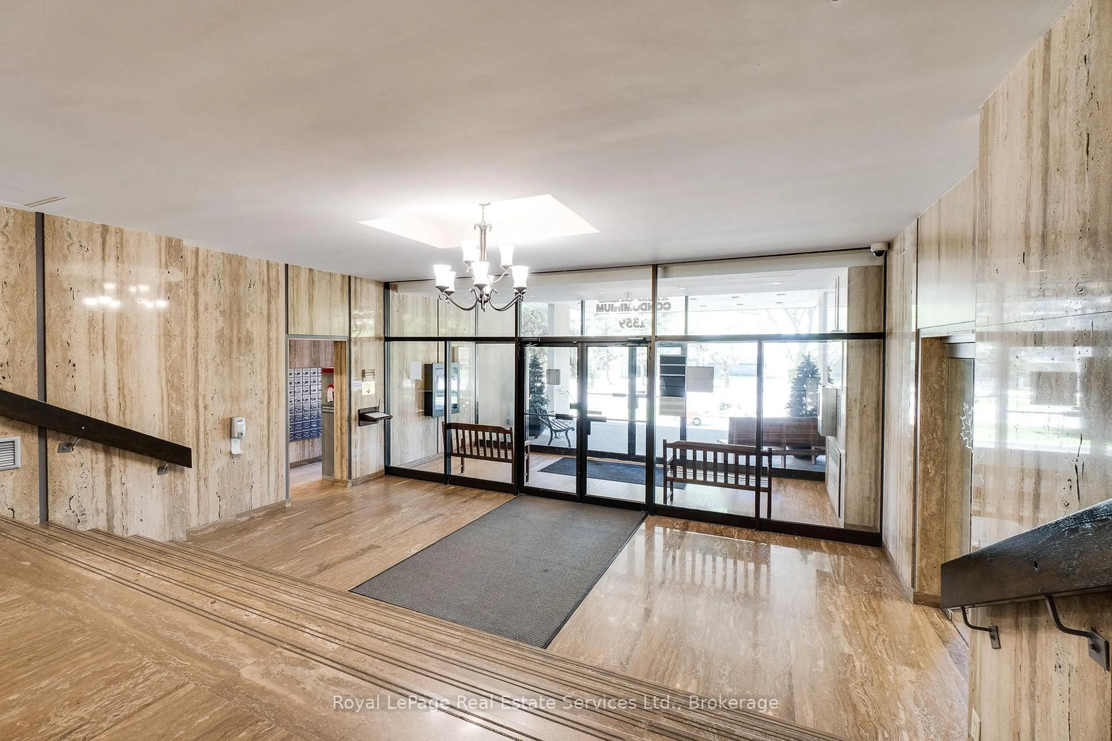 Indoor foyer for 1359 White Oaks Blvd #1810, Oakville Ontario L6H 2R8