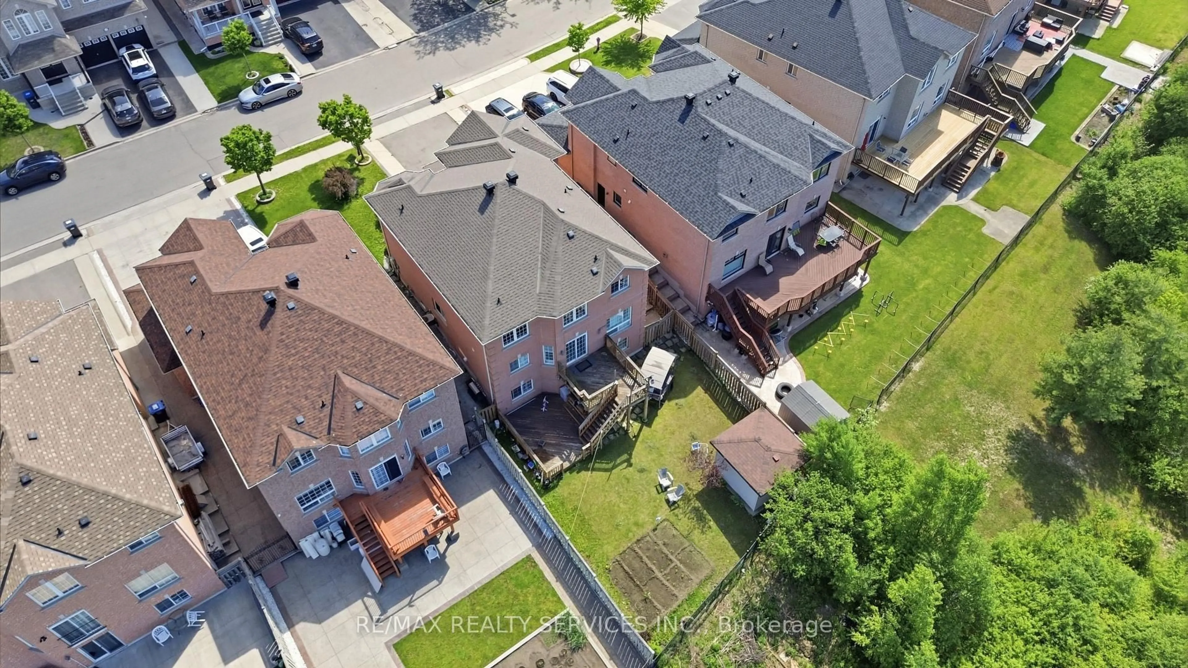 A pic from outside/outdoor area/front of a property/back of a property/a pic from drone, street for 20 Switchback Tr, Brampton Ontario L6R 3G9