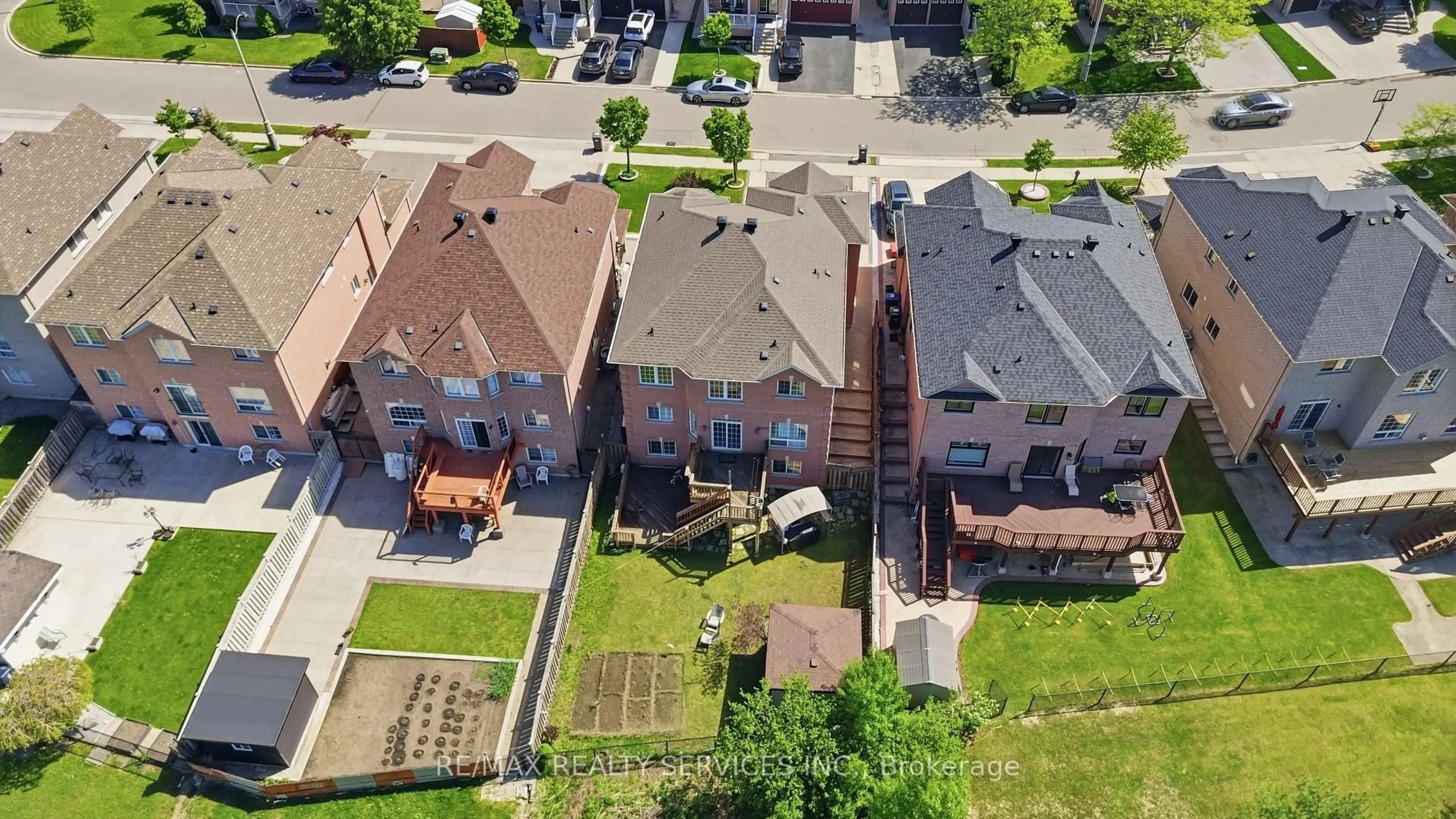 A pic from outside/outdoor area/front of a property/back of a property/a pic from drone, street for 20 Switchback Tr, Brampton Ontario L6R 3G9