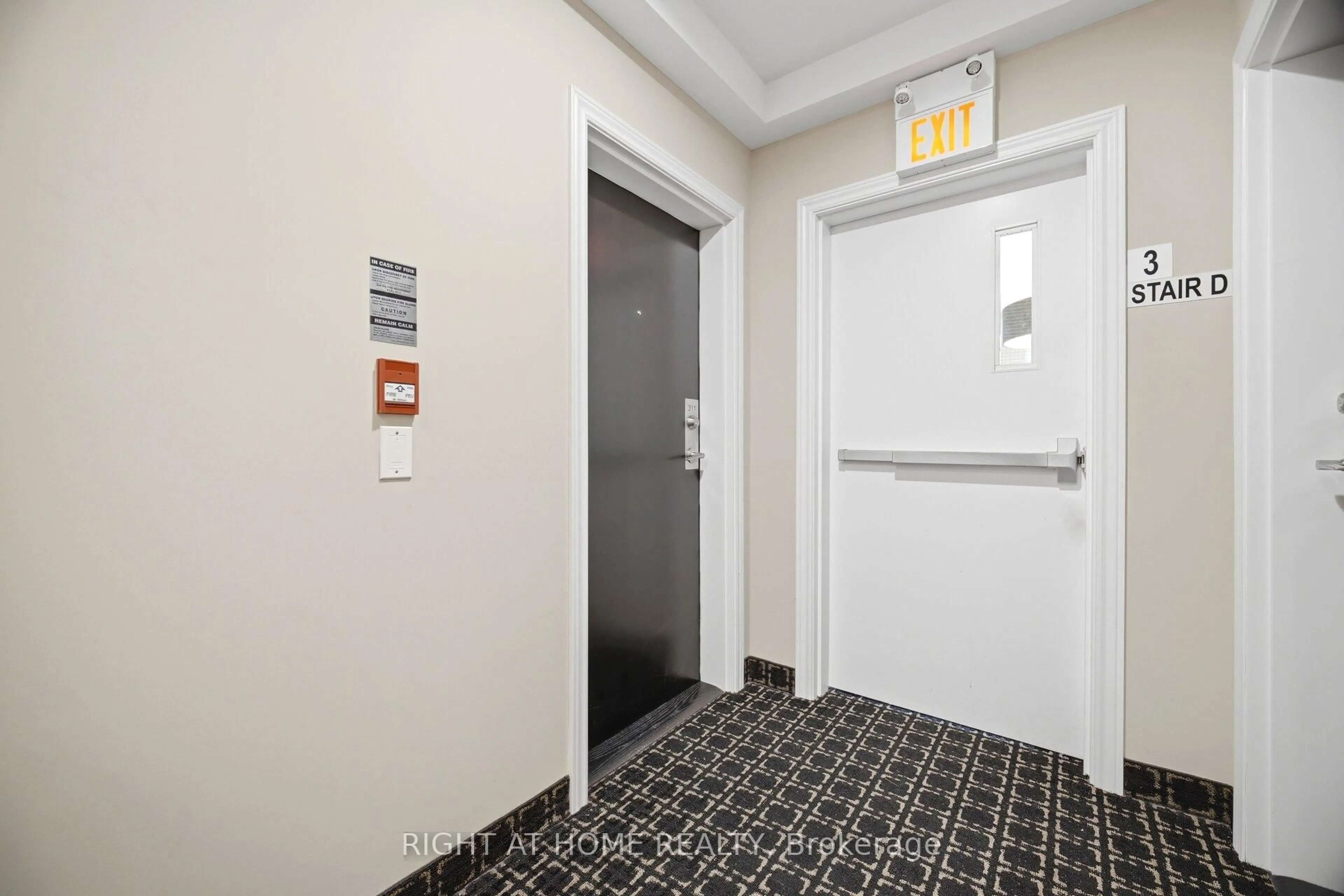 Indoor foyer for 269 Georgian Dr #311, Oakville Ontario L6H 0L1