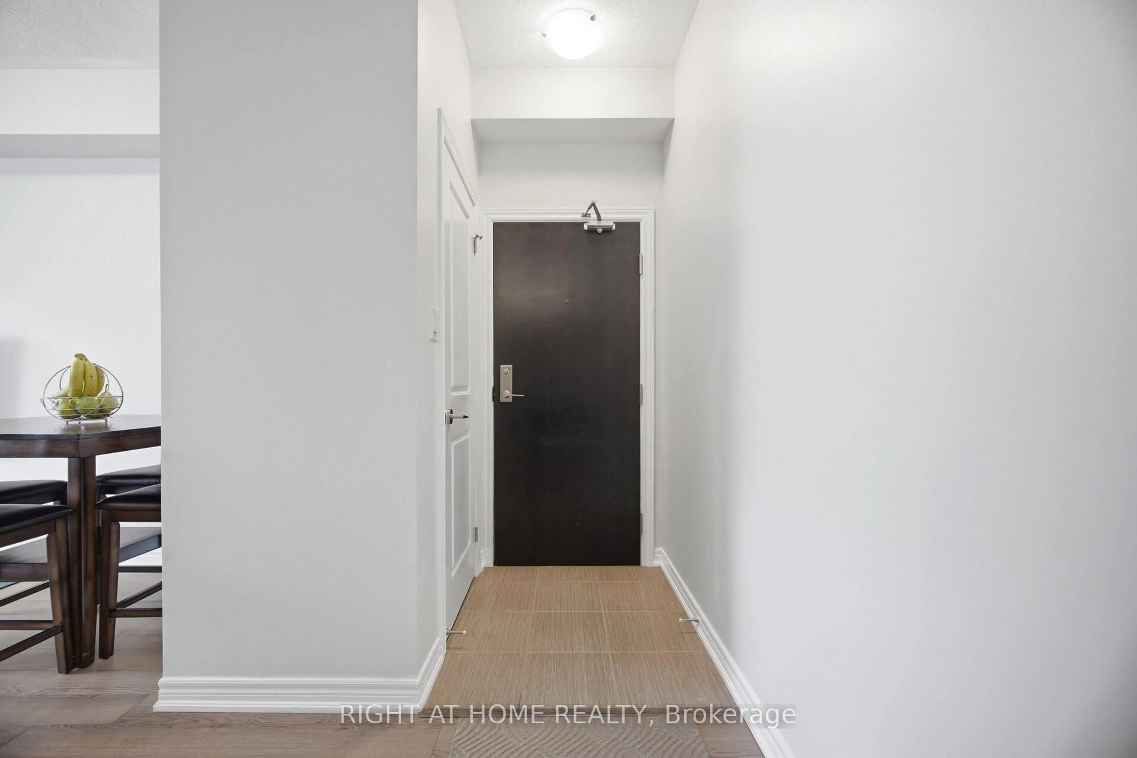 Indoor entryway for 269 Georgian Dr #311, Oakville Ontario L6H 0L1