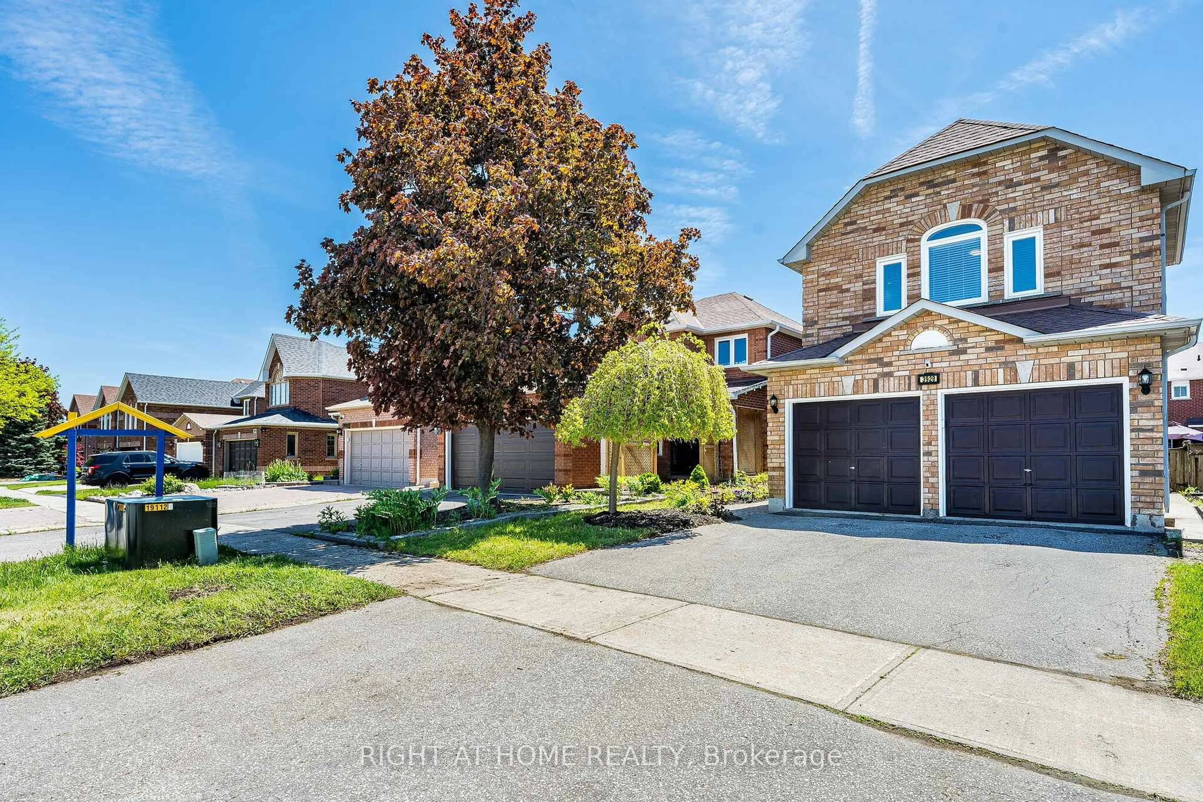 A pic from outside/outdoor area/front of a property/back of a property/a pic from drone, street for 3928 Hazelridge Rd, Mississauga Ontario L5N 6Z4