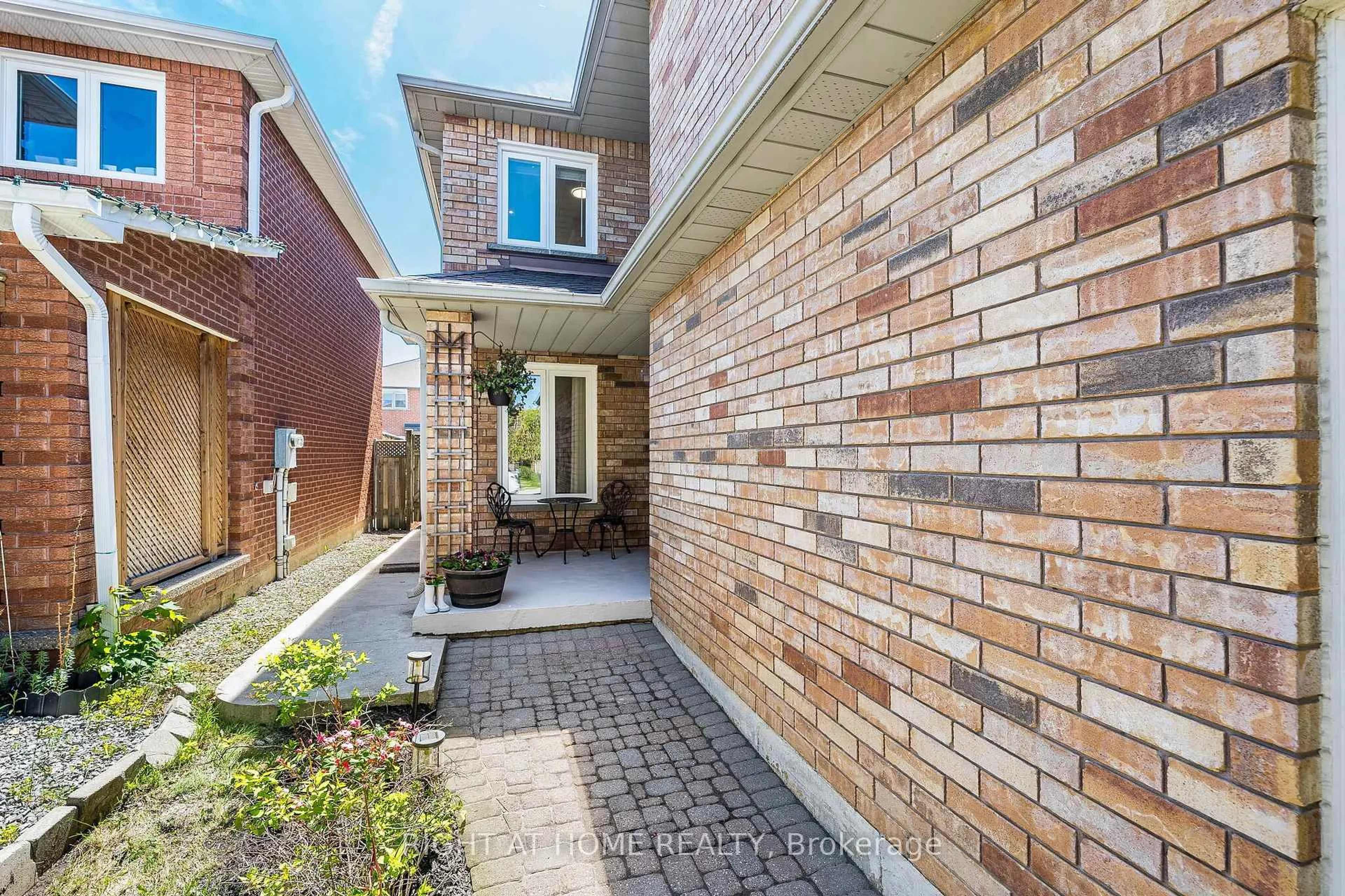 Home with brick exterior material, street for 3928 Hazelridge Rd, Mississauga Ontario L5N 6Z4