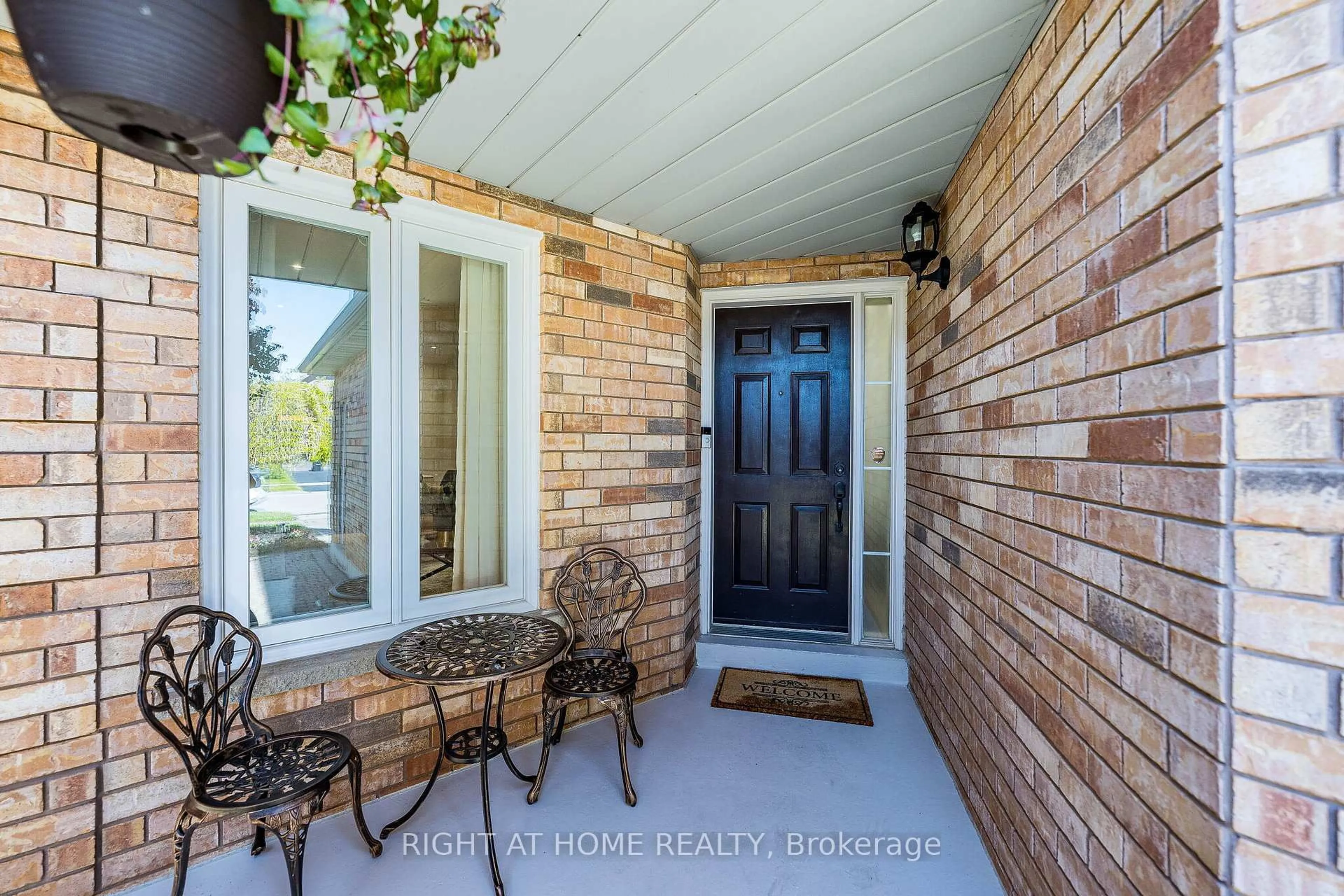 Indoor entryway for 3928 Hazelridge Rd, Mississauga Ontario L5N 6Z4