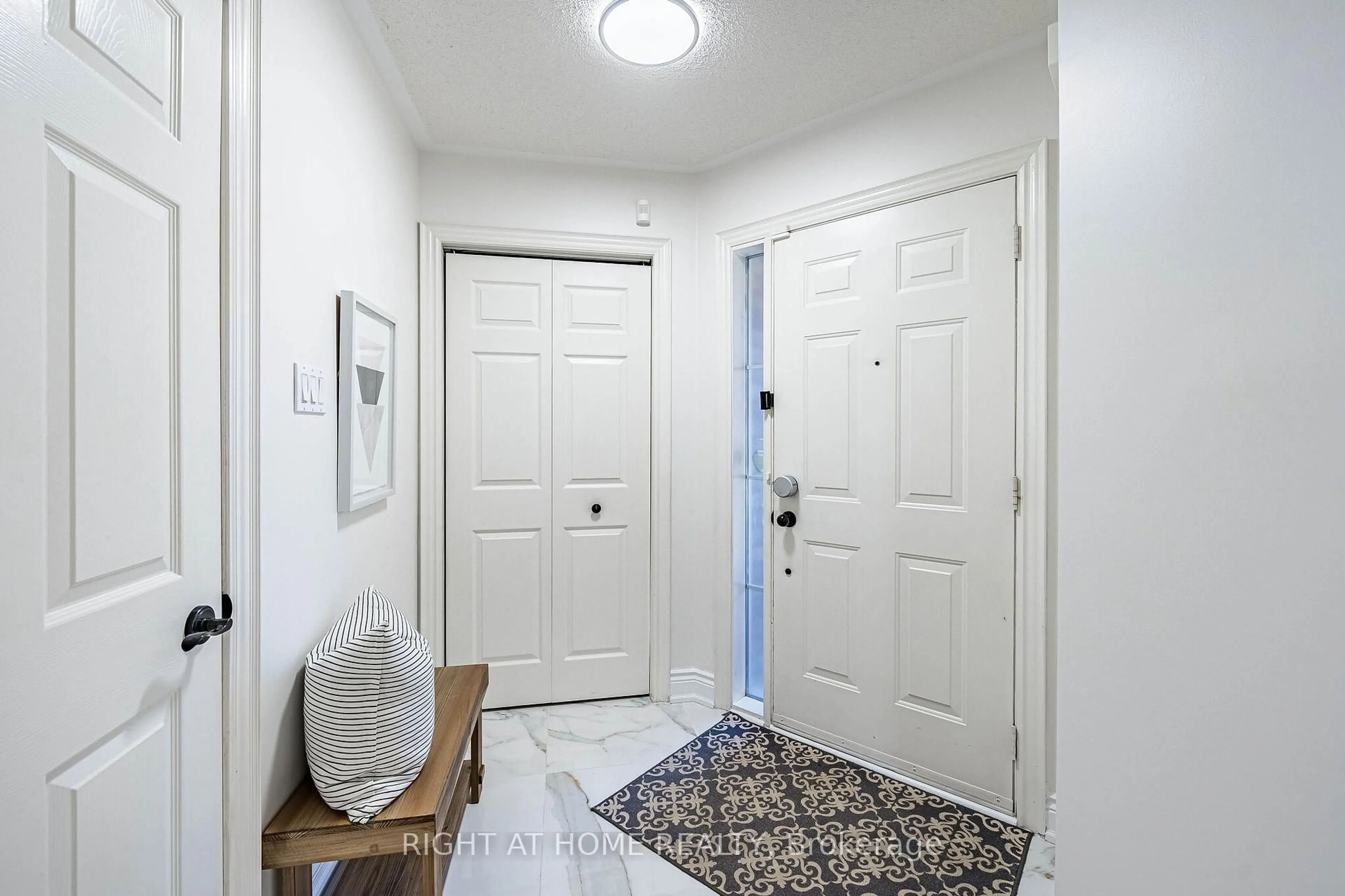 Indoor entryway for 3928 Hazelridge Rd, Mississauga Ontario L5N 6Z4