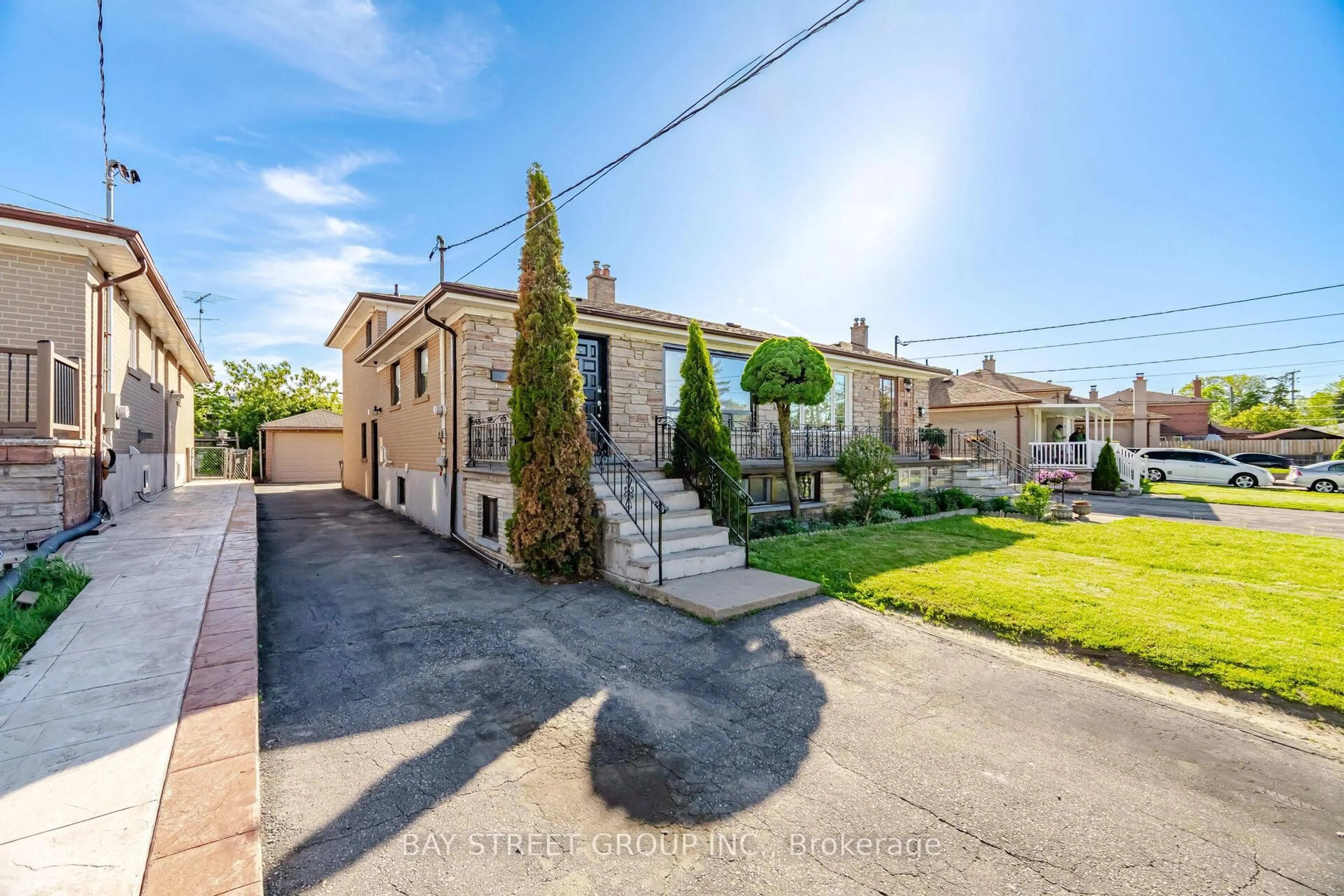A pic from outside/outdoor area/front of a property/back of a property/a pic from drone, street for 44 Duncanwoods Dr, Toronto Ontario M9L 2C4