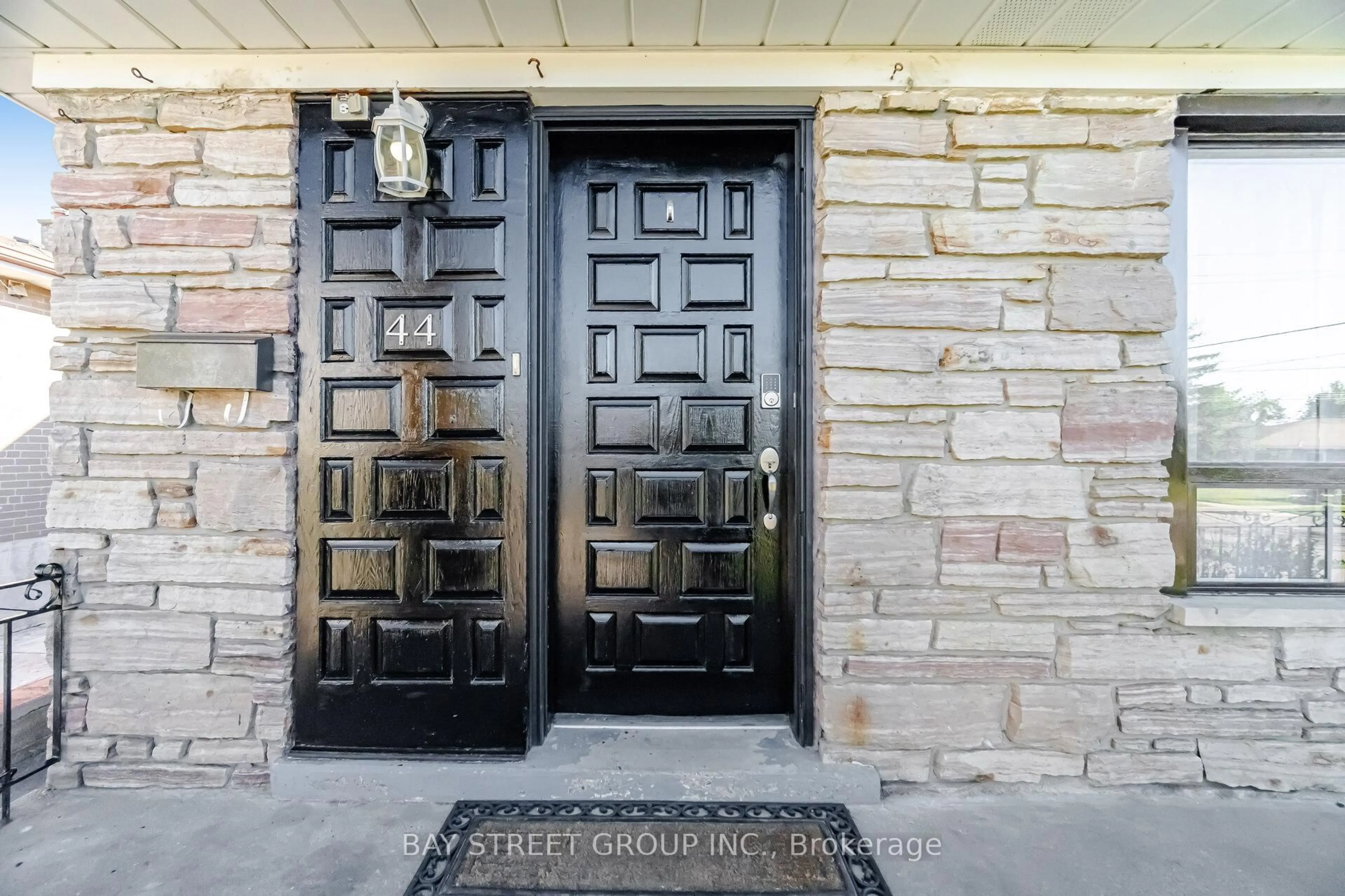 Indoor entryway for 44 Duncanwoods Dr, Toronto Ontario M9L 2C4