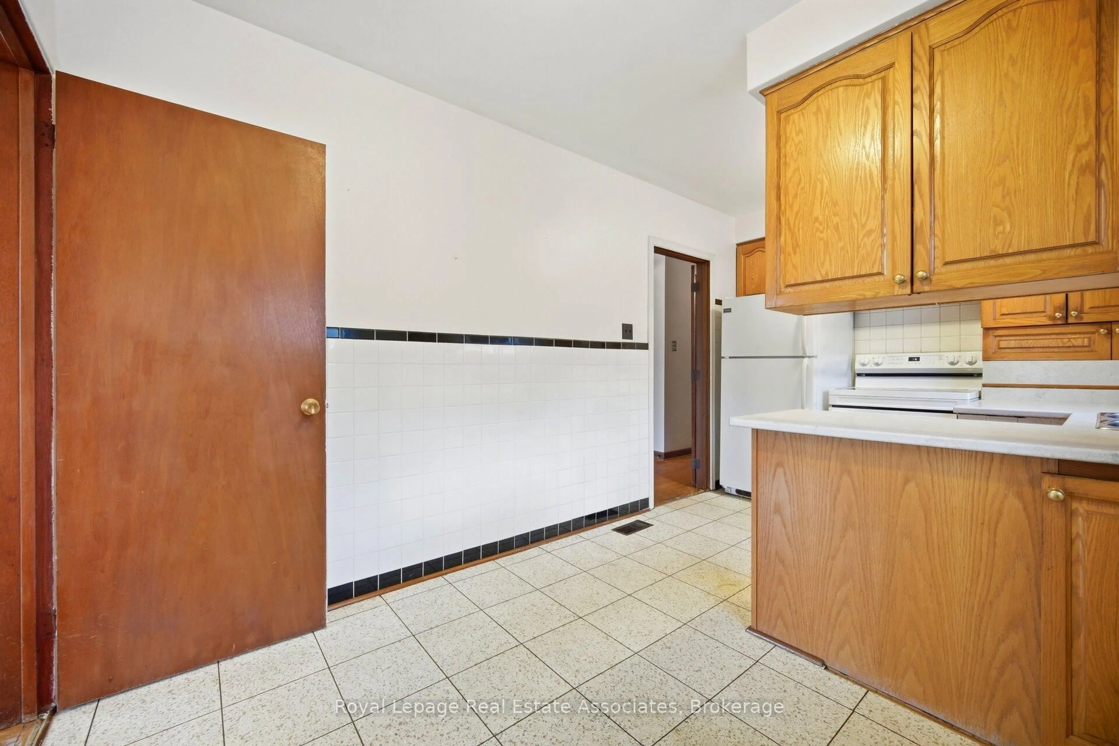 Standard kitchen, ceramic/tile floor for 193 Kingsview Blvd, Toronto Ontario M9R 1V7