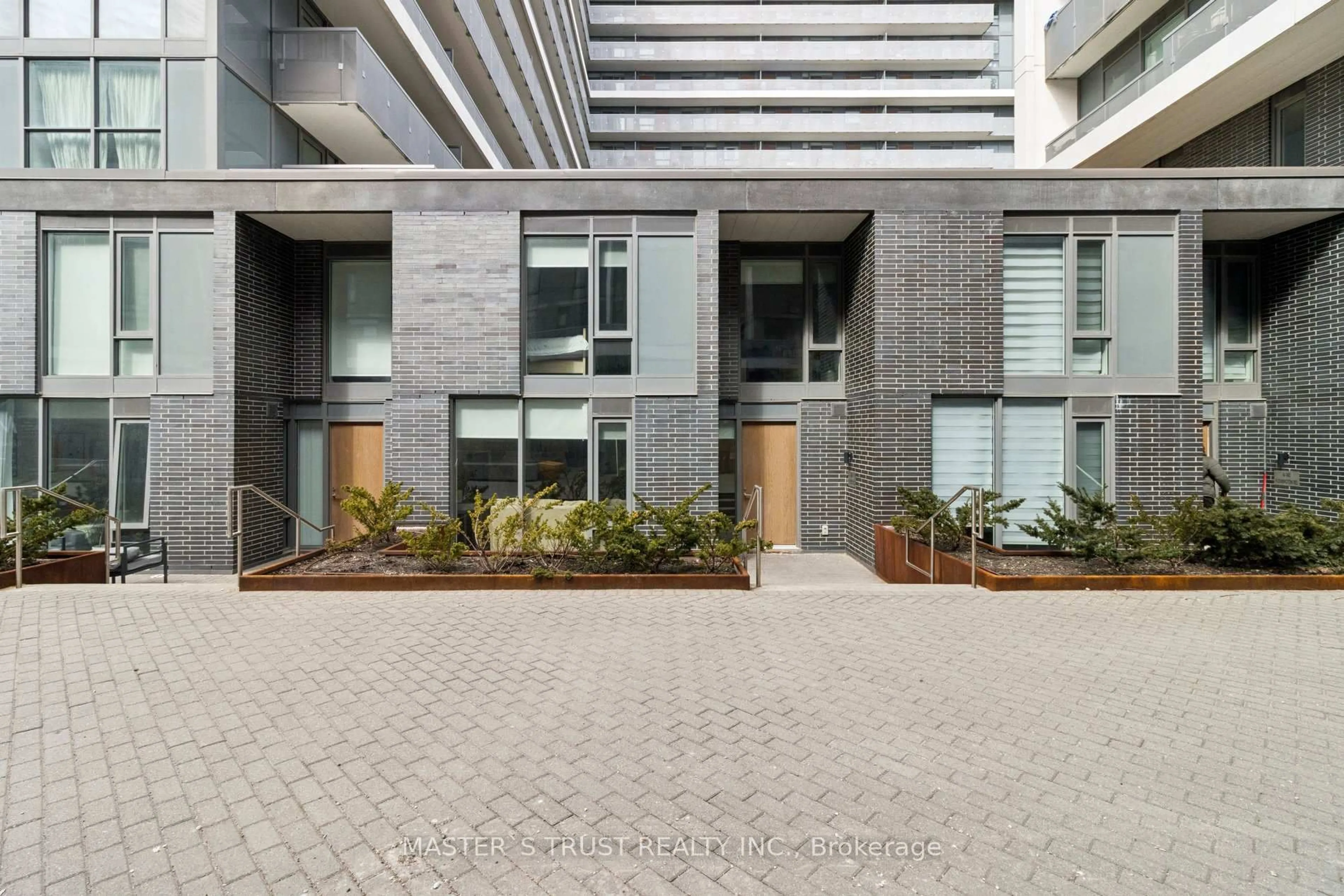 Patio, street for 160 Flemington Rd #TH109, Toronto Ontario M6A 0A9
