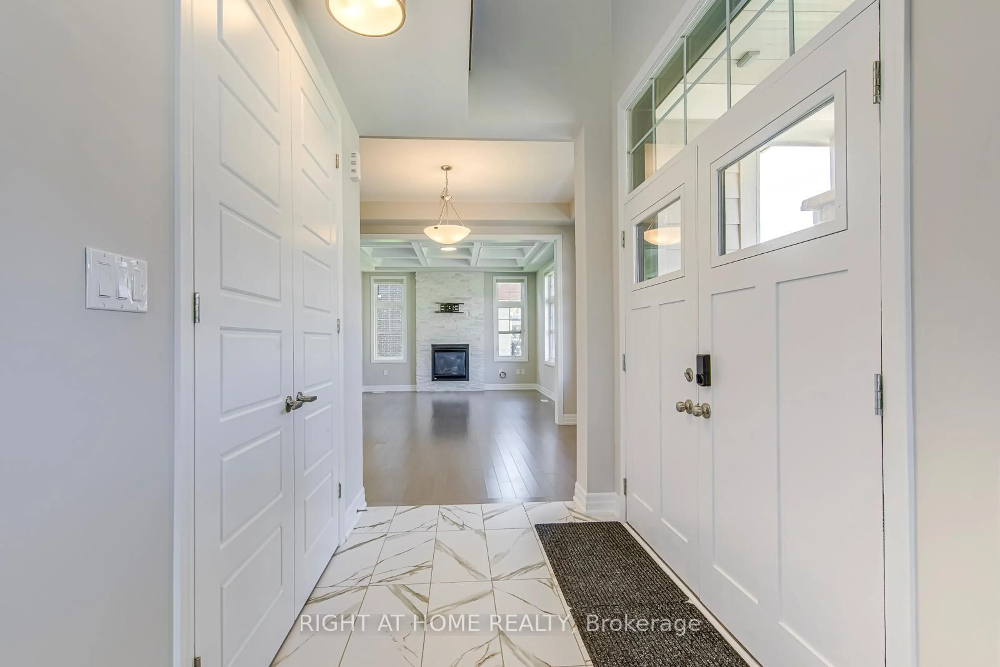 Indoor entryway for 1387 Aymond Cres, Oakville Ontario L6H 7W9
