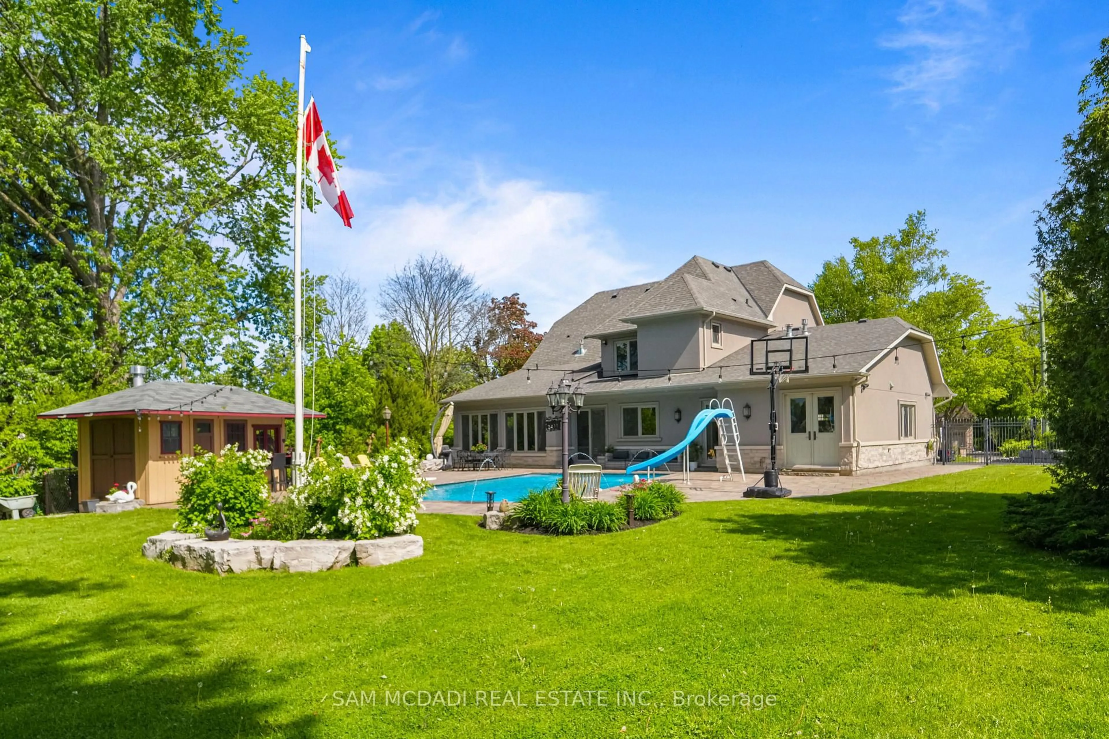 A pic from outside/outdoor area/front of a property/back of a property/a pic from drone, unknown for 2411 Thorn Lodge Dr, Mississauga Ontario L5K 1K8