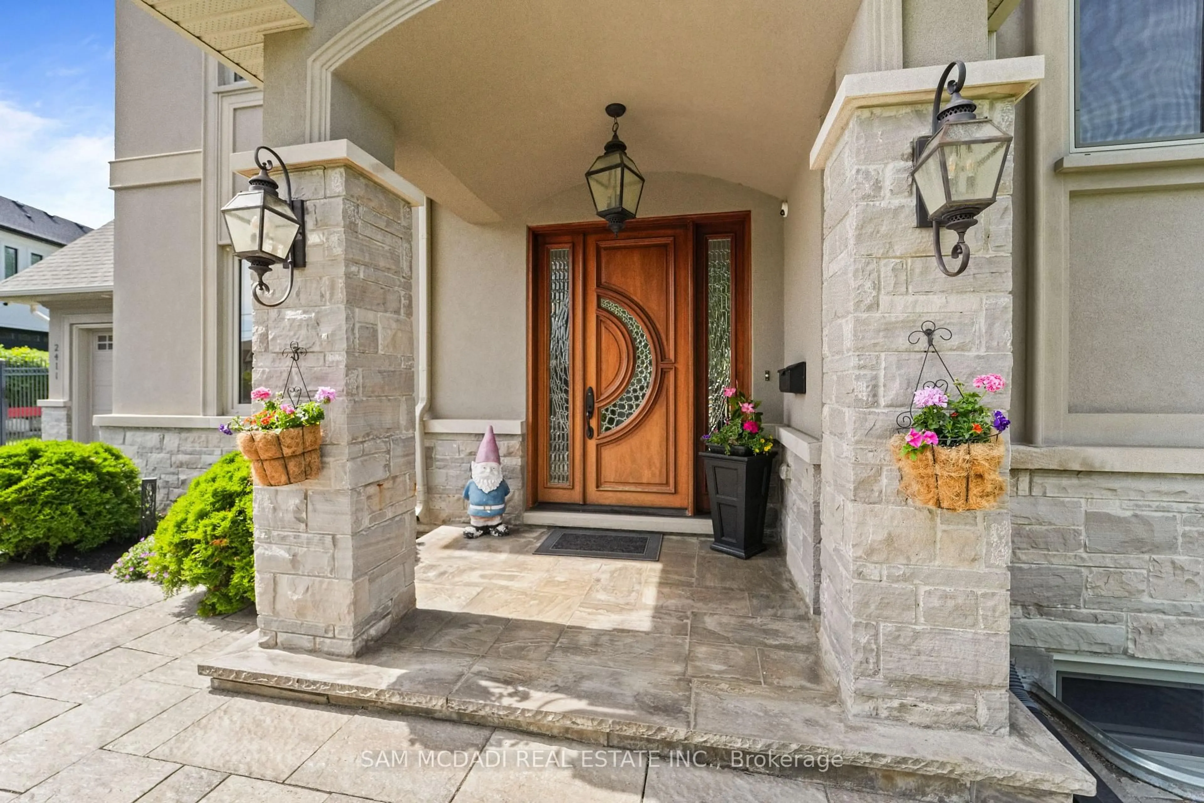 Indoor entryway for 2411 Thorn Lodge Dr, Mississauga Ontario L5K 1K8