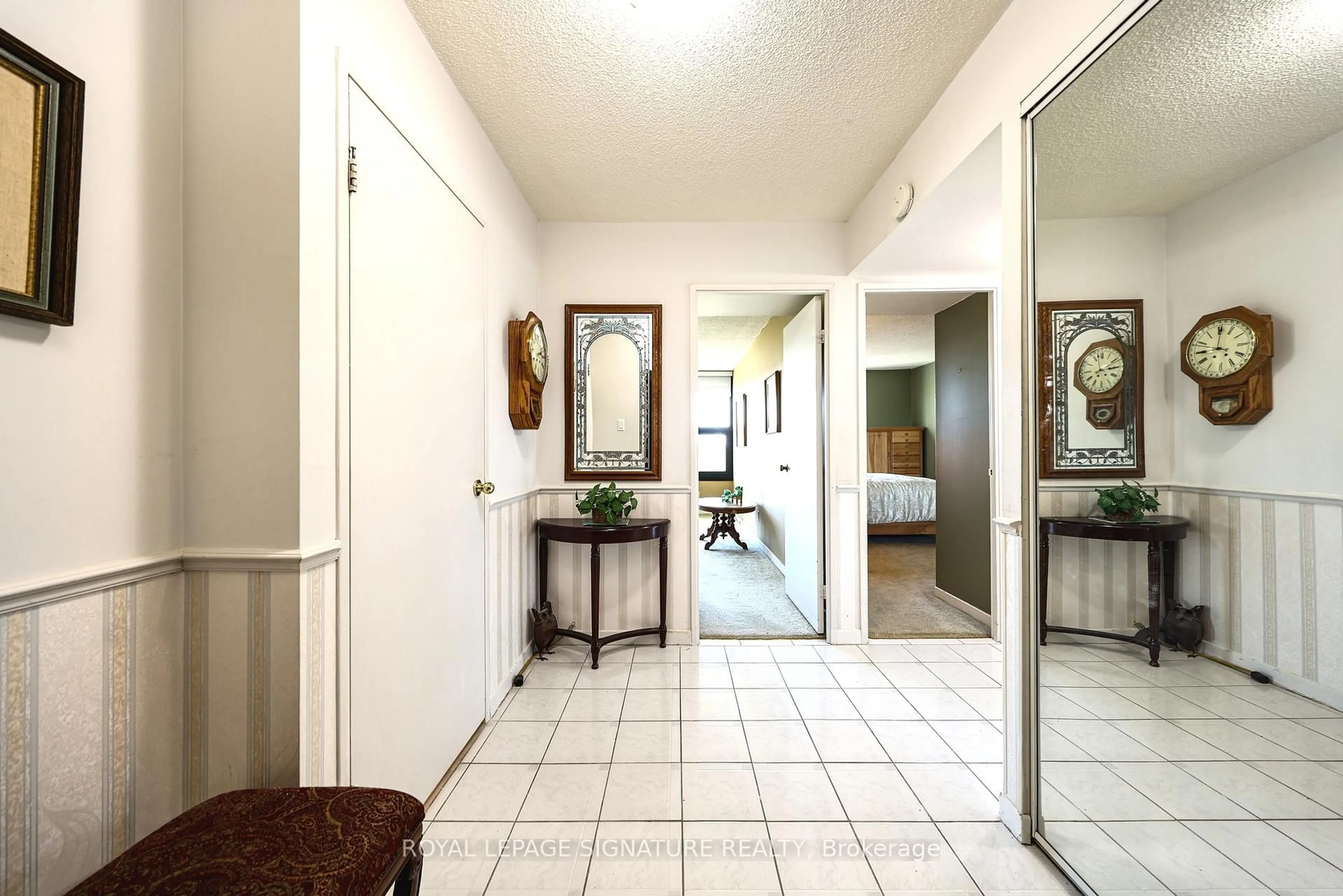 Indoor foyer for 1300 Bloor St #803, Mississauga Ontario L4Y 3Z2