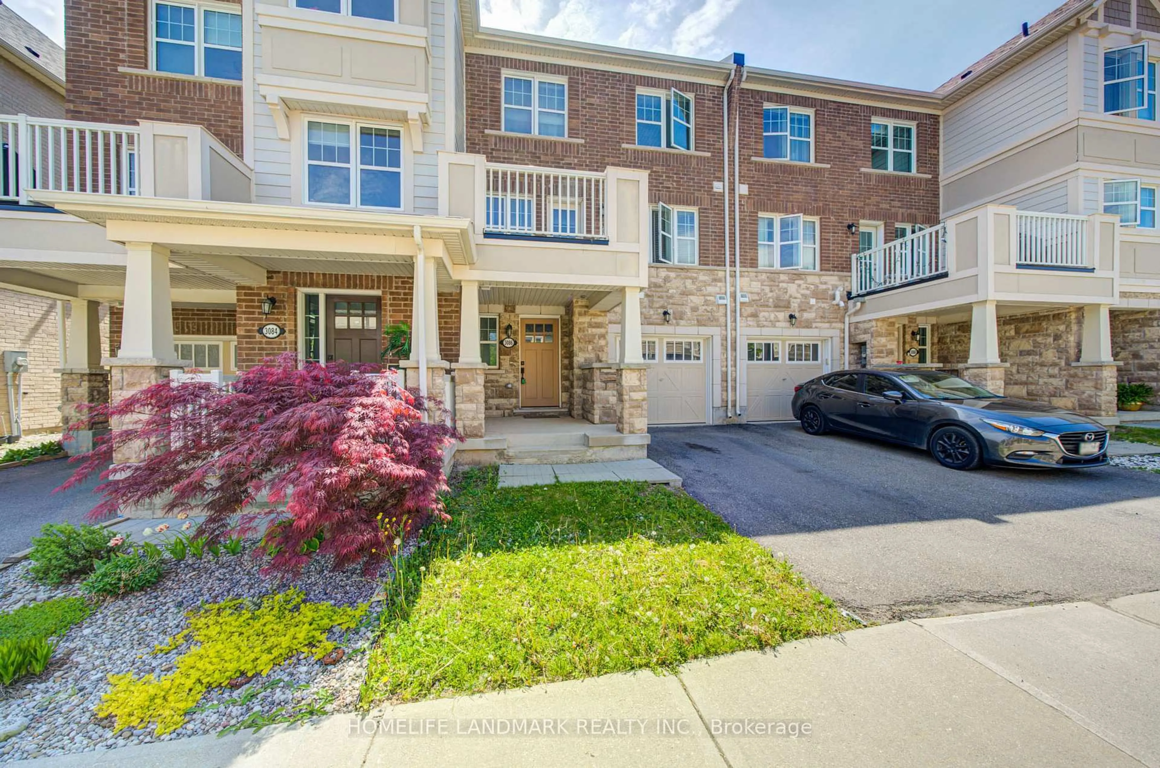 A pic from outside/outdoor area/front of a property/back of a property/a pic from drone, street for 3086 Mistletoe Gdns, Oakville Ontario L6M 0Y7