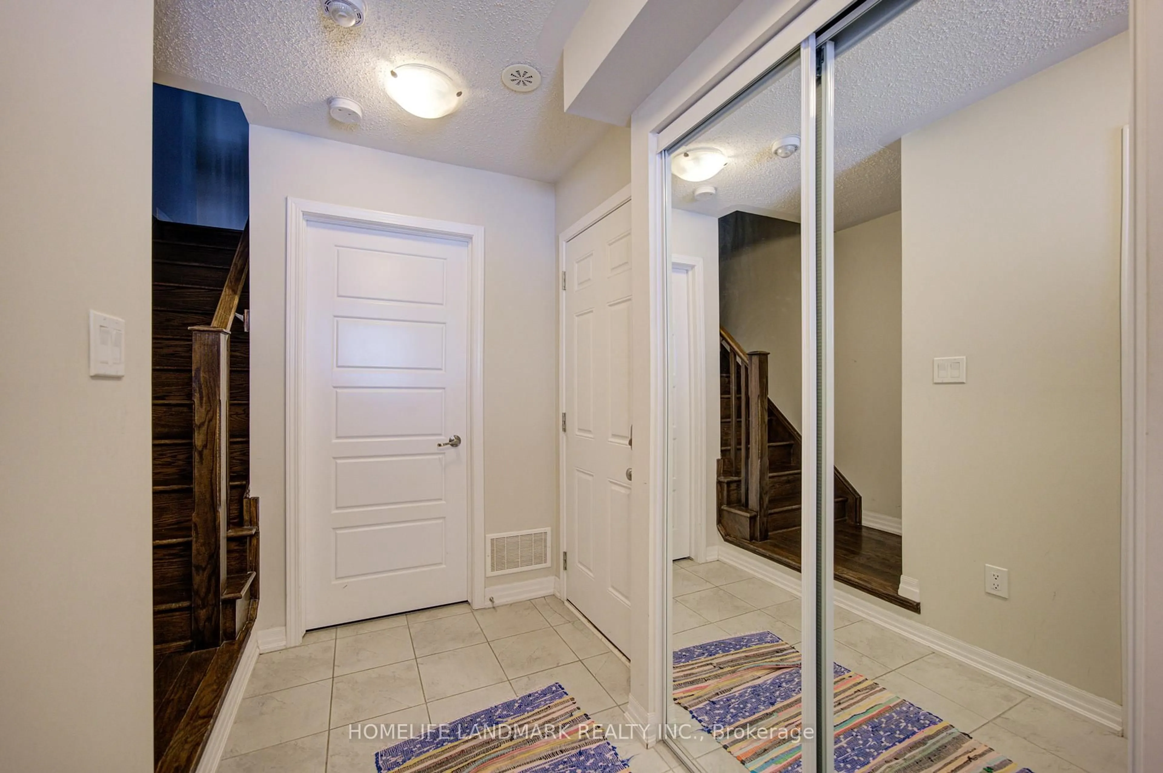 Indoor entryway for 3086 Mistletoe Gdns, Oakville Ontario L6M 0Y7