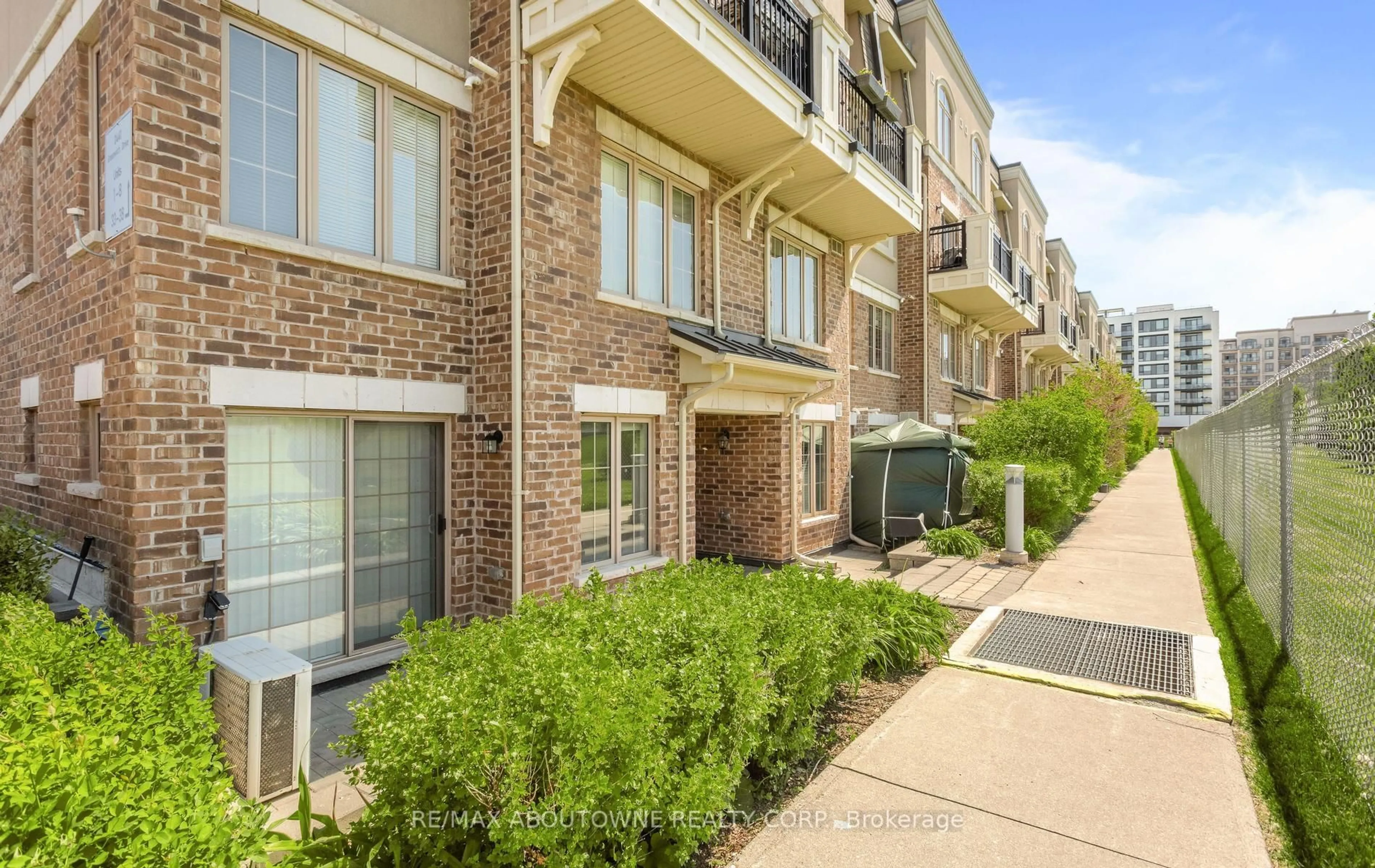 A pic from outside/outdoor area/front of a property/back of a property/a pic from drone, street for 2441 Greenwich Dr #1, Oakville Ontario L6M 0S3