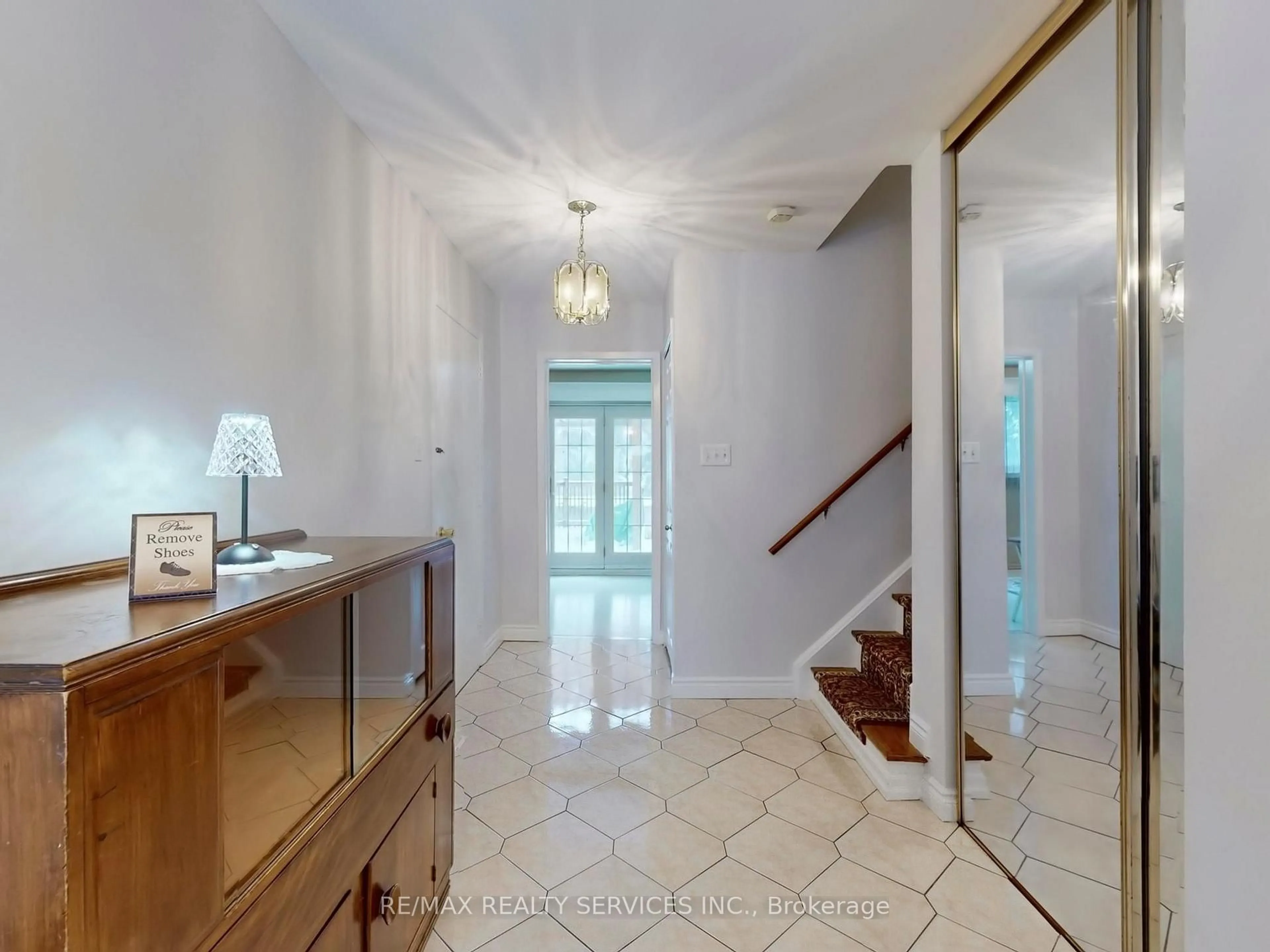 Indoor foyer for 16 Grassington Cres, Brampton Ontario L6S 1Z6