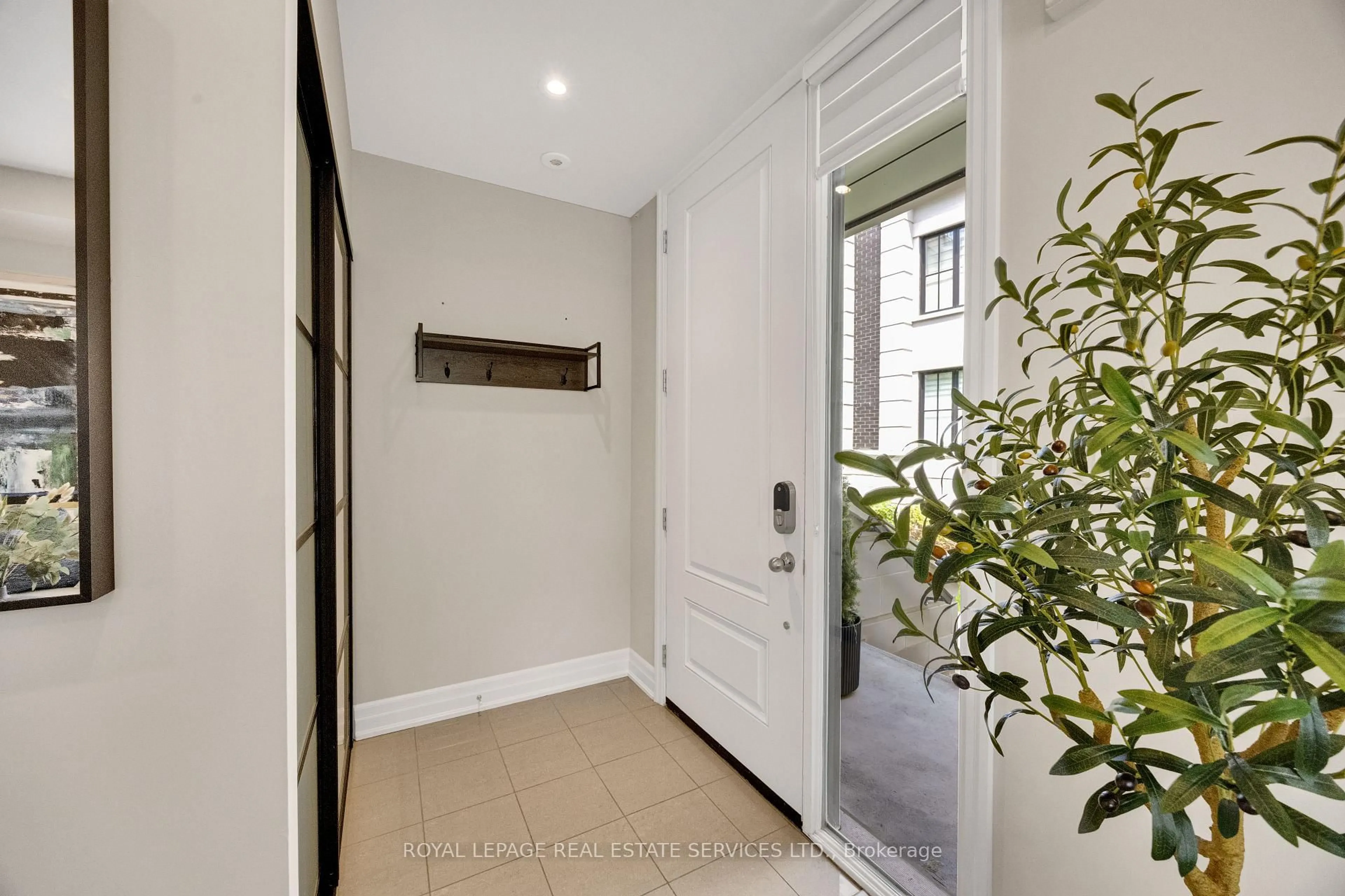 Indoor entryway for 1195 Gooseberry Lane #301, Mississauga Ontario L5G 0B7