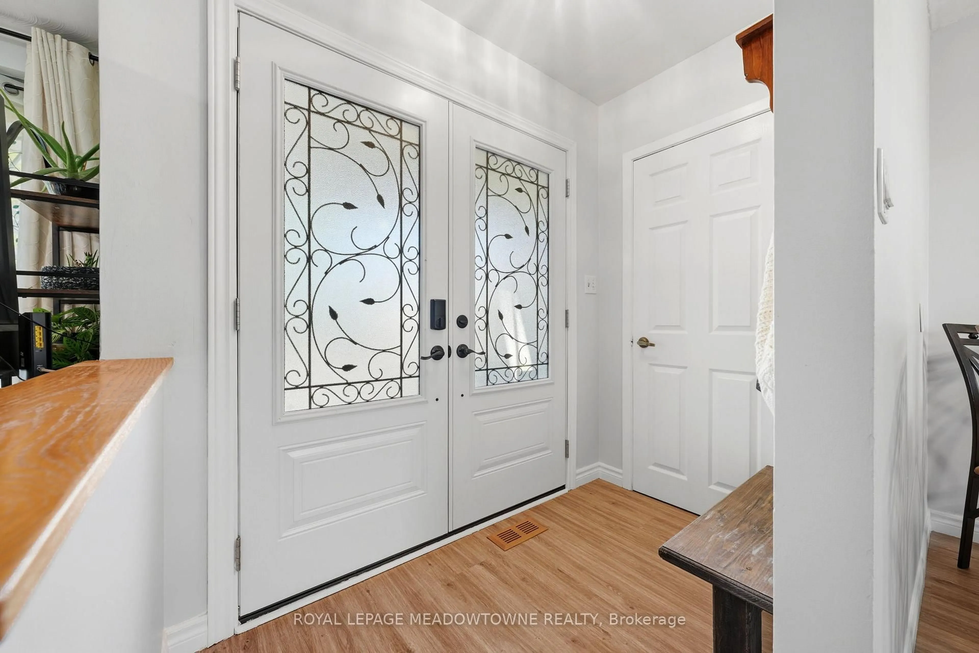 Indoor entryway for 26 Moultrey Cres, Halton Hills Ontario L7G 4N5