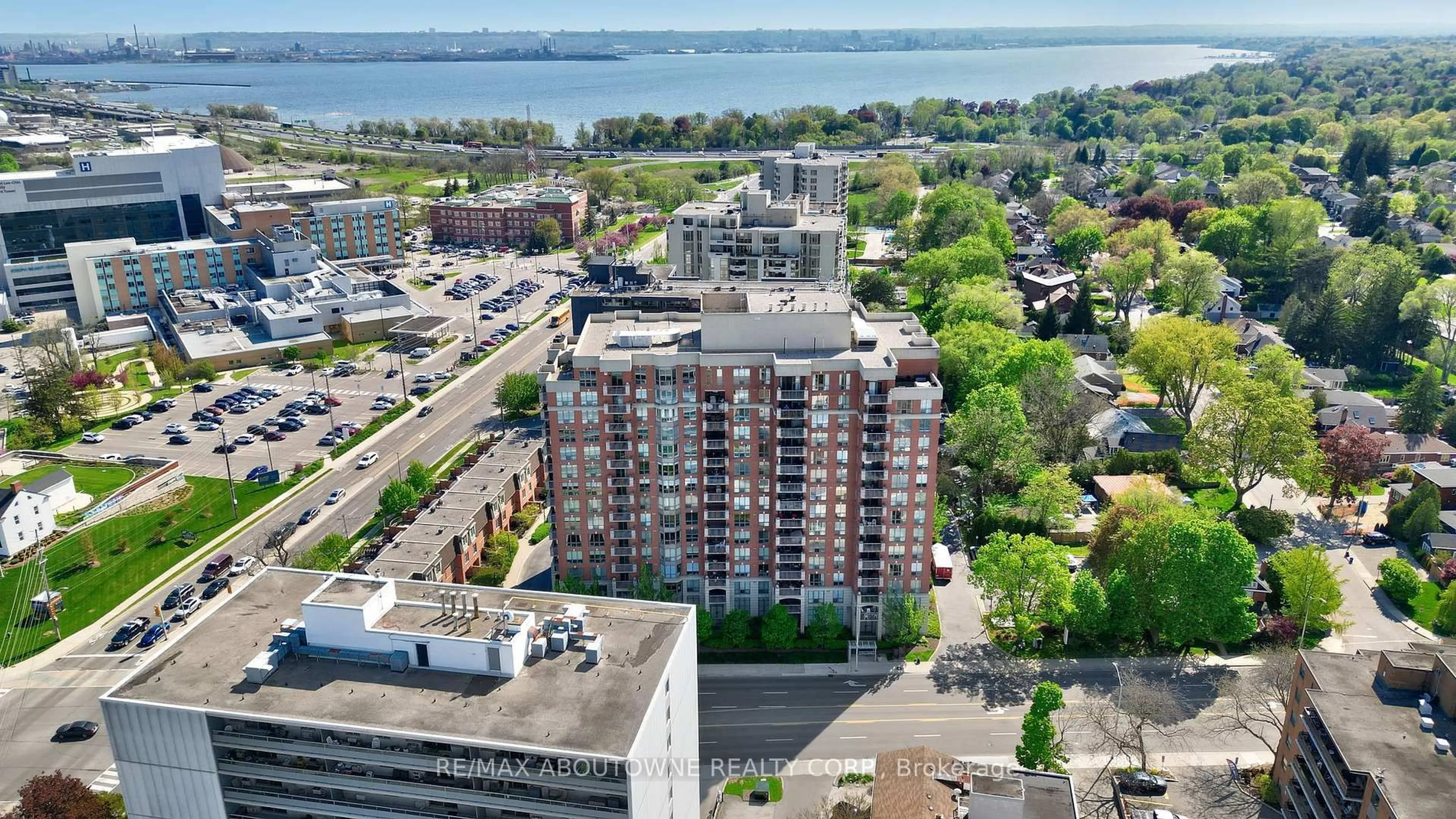 A pic from outside/outdoor area/front of a property/back of a property/a pic from drone, city buildings view from balcony for 442 Maple Ave. Ave #606, Burlington Ontario L7S 2L7