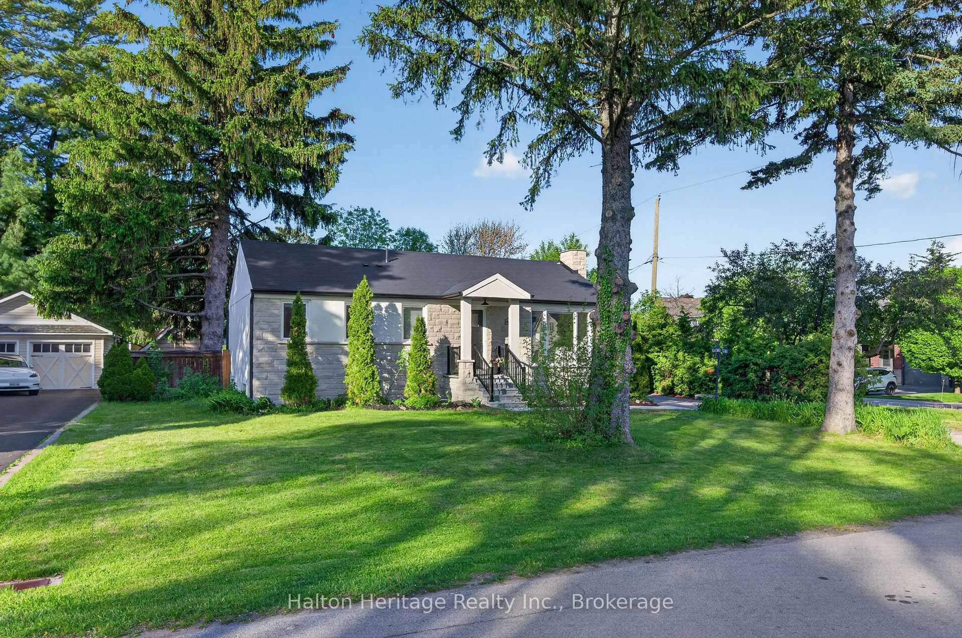 A pic from outside/outdoor area/front of a property/back of a property/a pic from drone, street for 423 Smith Lane, Oakville Ontario L6L 4X1