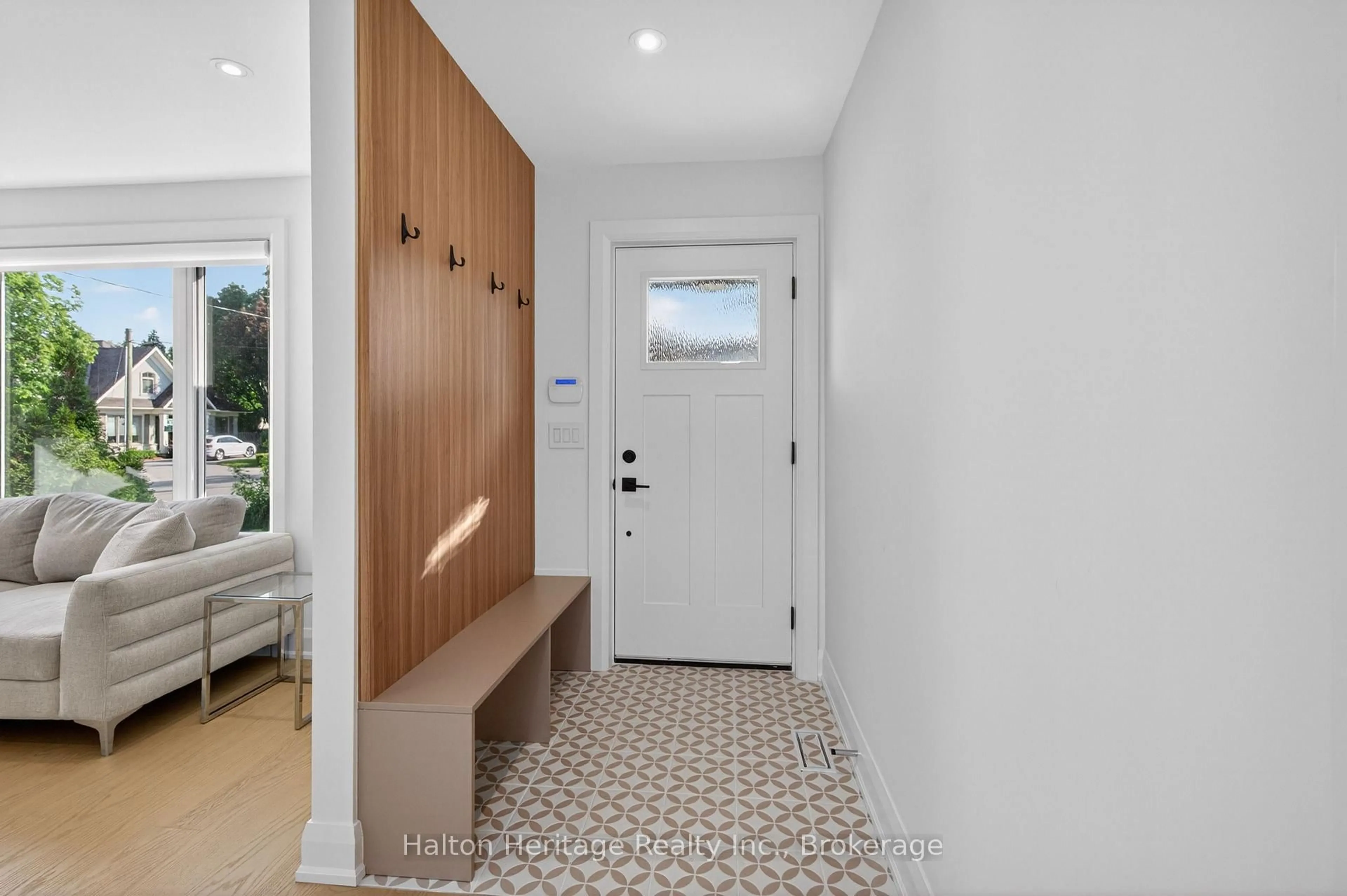 Indoor entryway for 423 Smith Lane, Oakville Ontario L6L 4X1